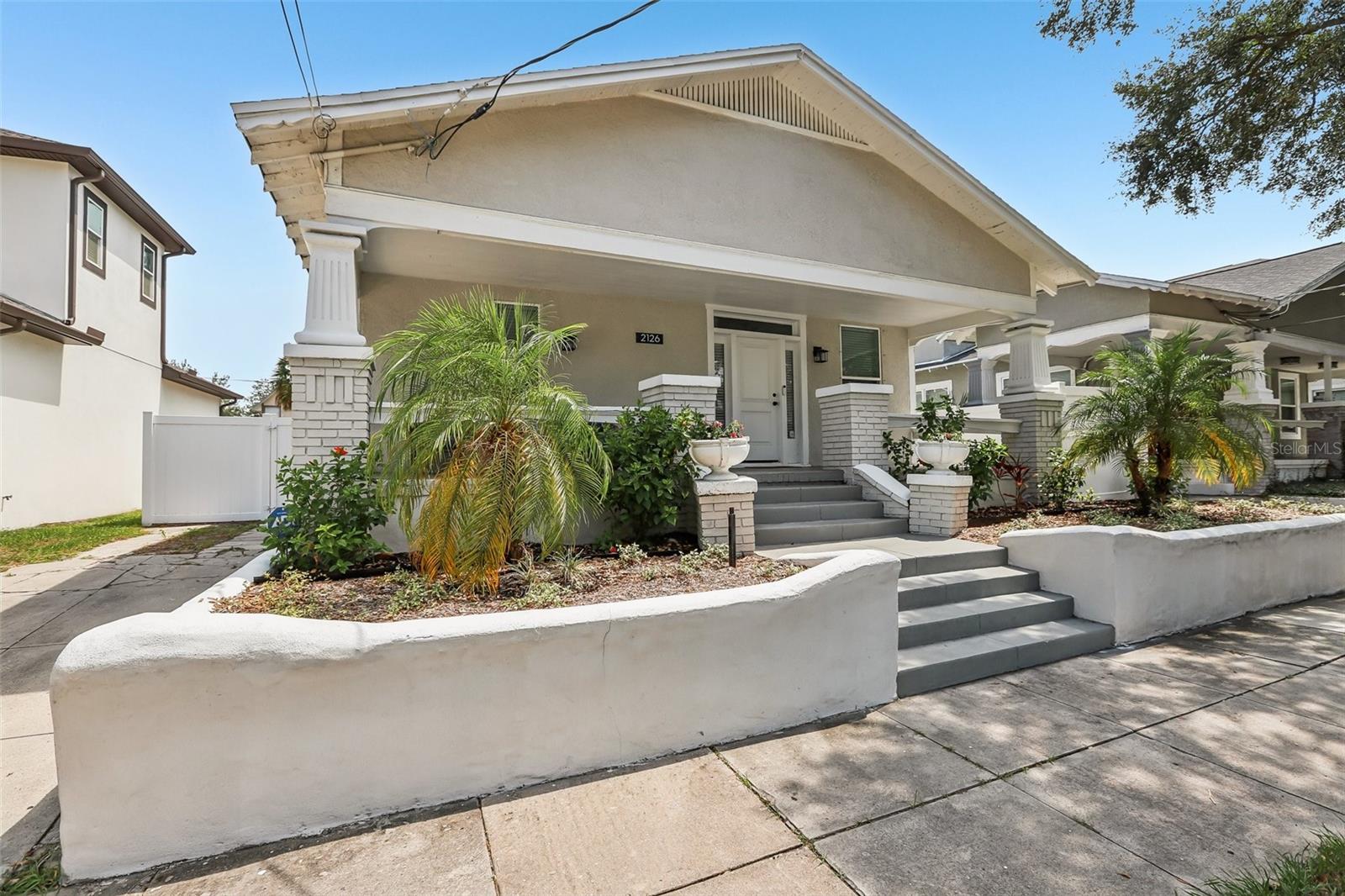 2126 W Beach St Property Photo 2