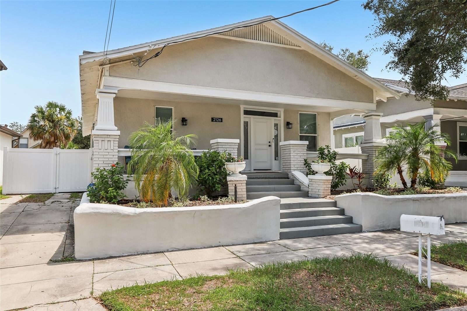 2126 W Beach St Property Photo 3