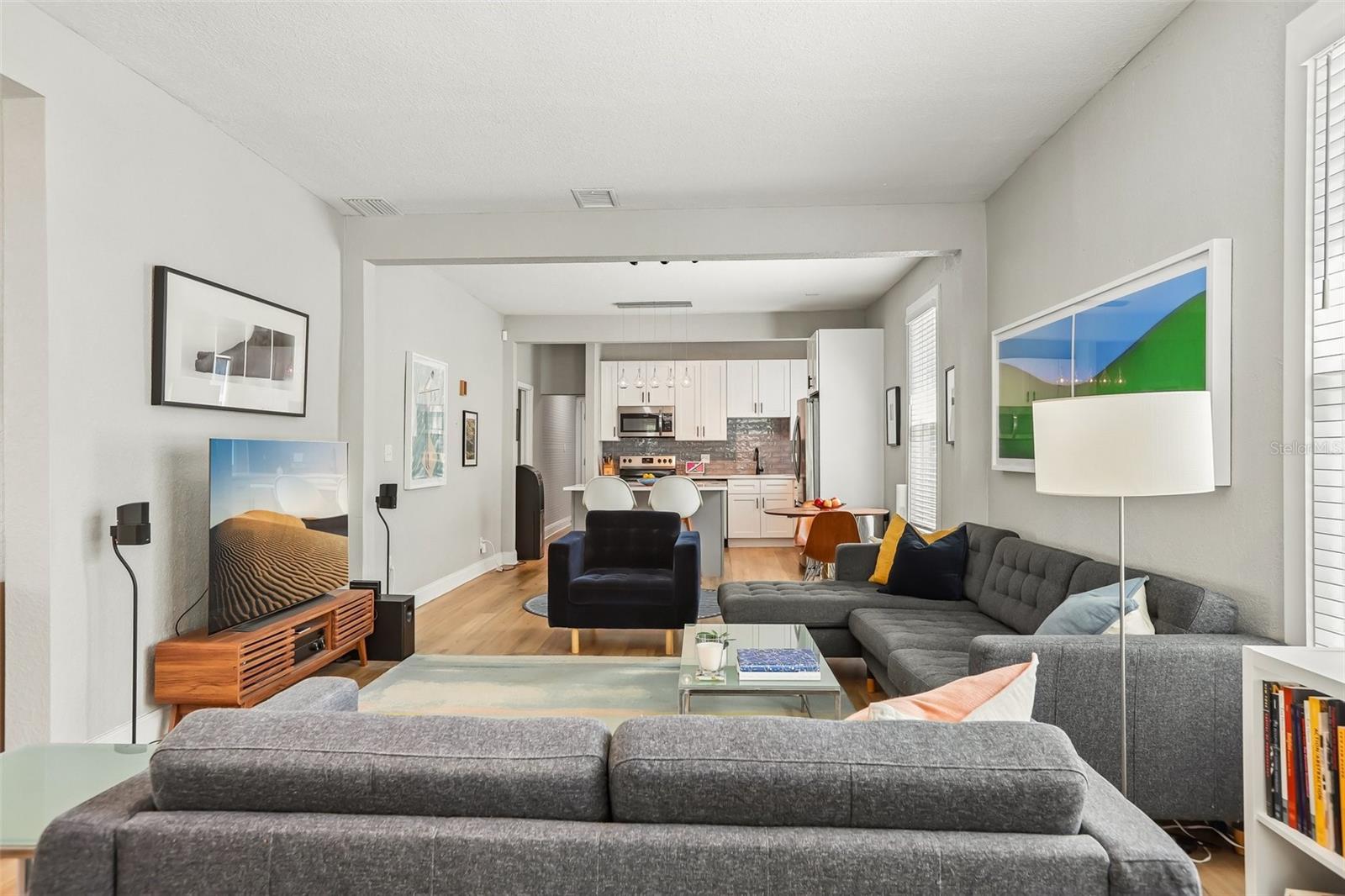 2126 W Beach St Property Photo 8