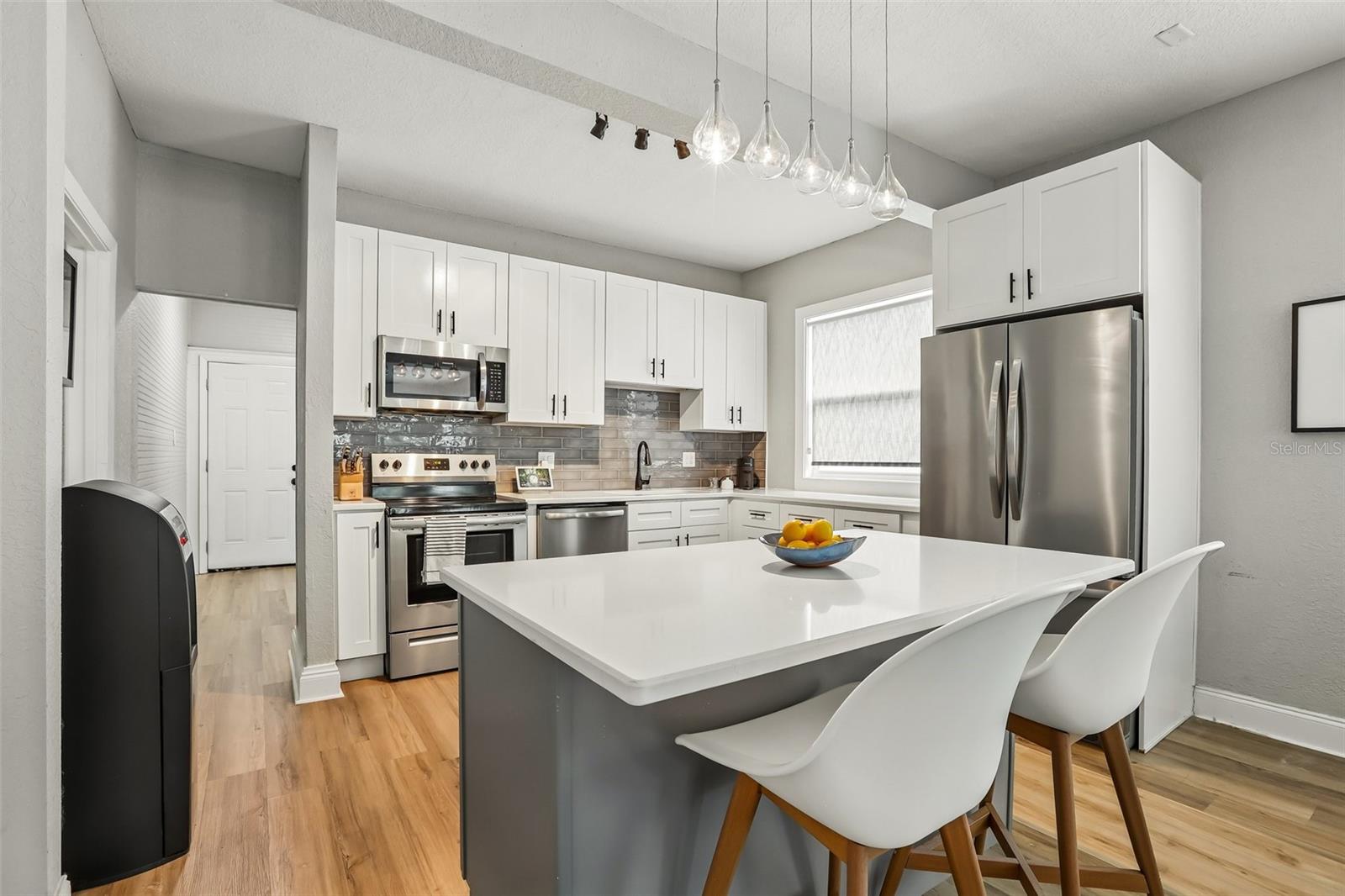 2126 W Beach St Property Photo 15