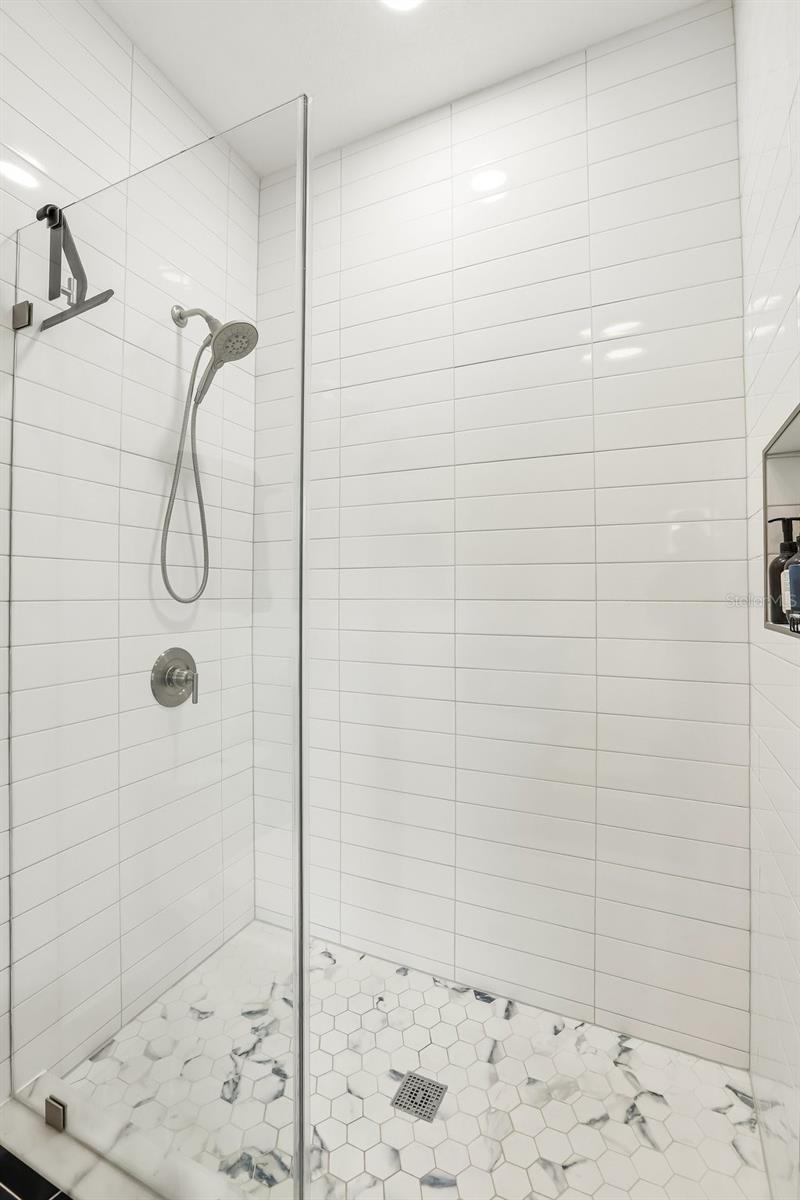 2126 W Beach St Property Photo 18