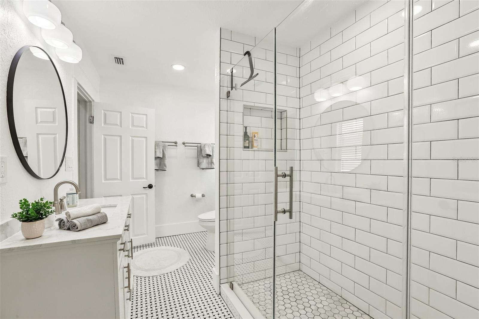 2126 W Beach St Property Photo 24