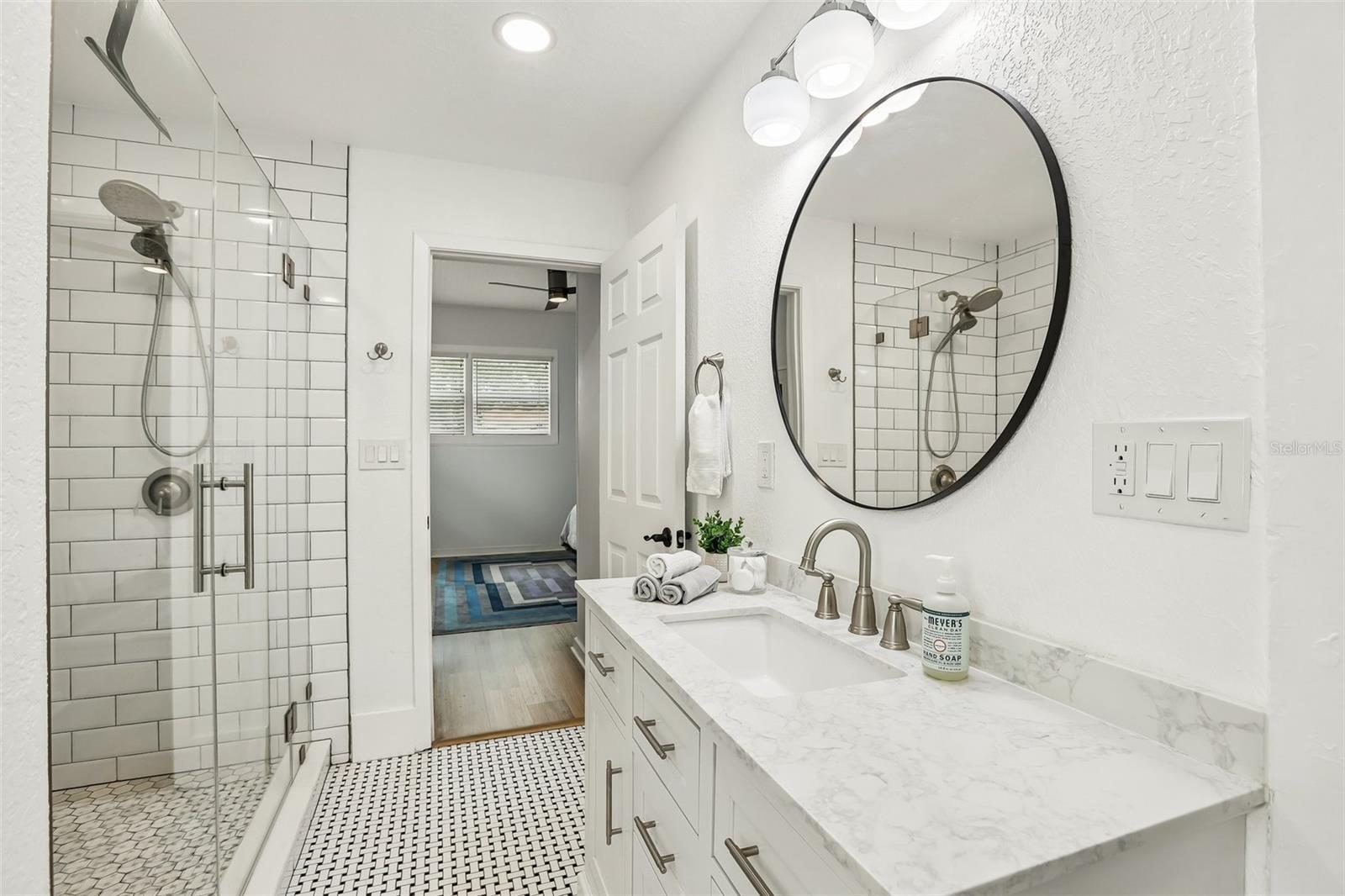 2126 W Beach St Property Photo 25
