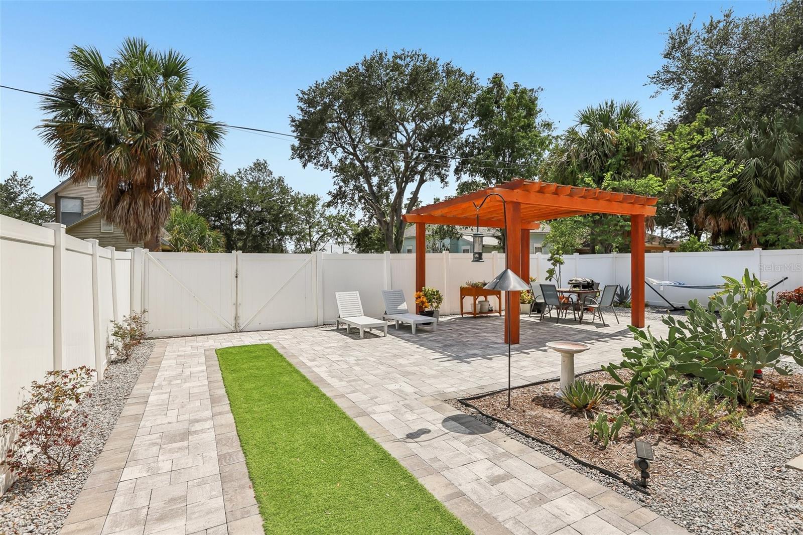 2126 W Beach St Property Photo 33