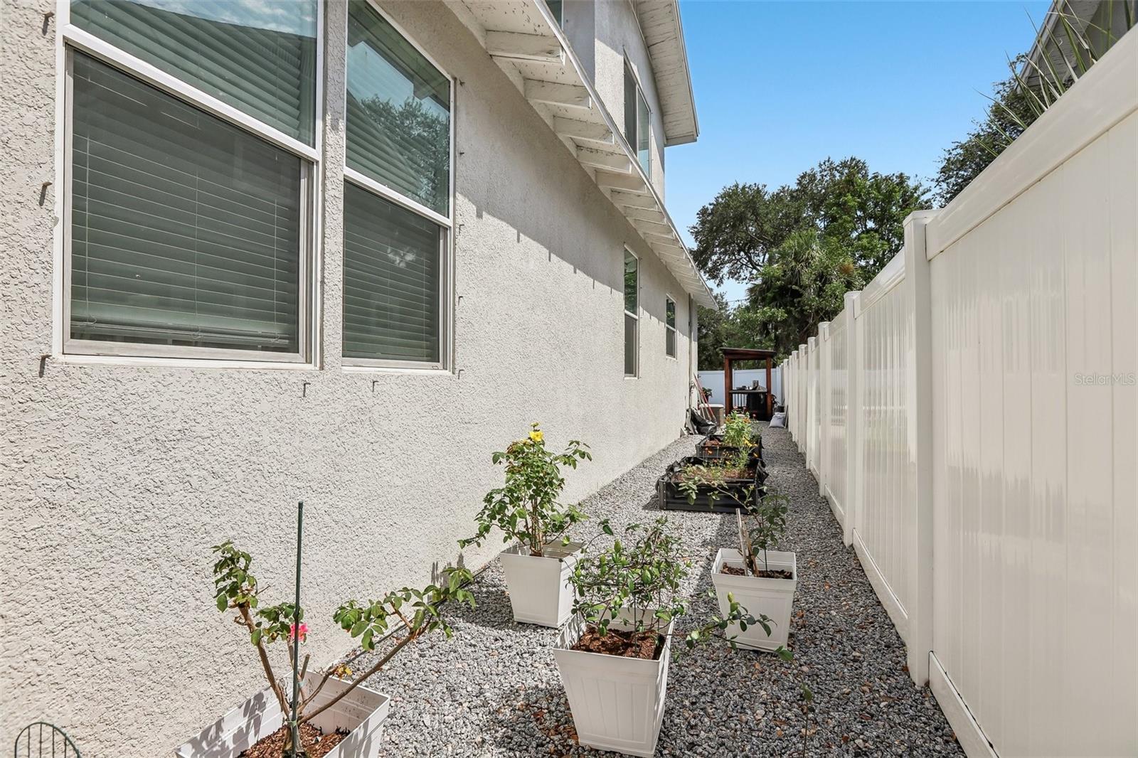 2126 W Beach St Property Photo 41