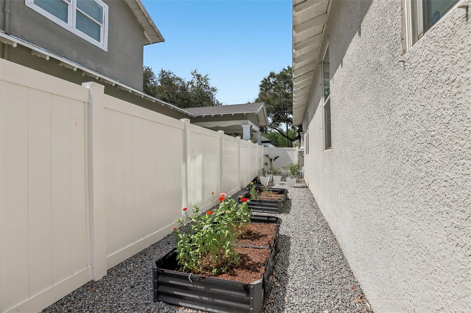 2126 W Beach St Property Photo 42