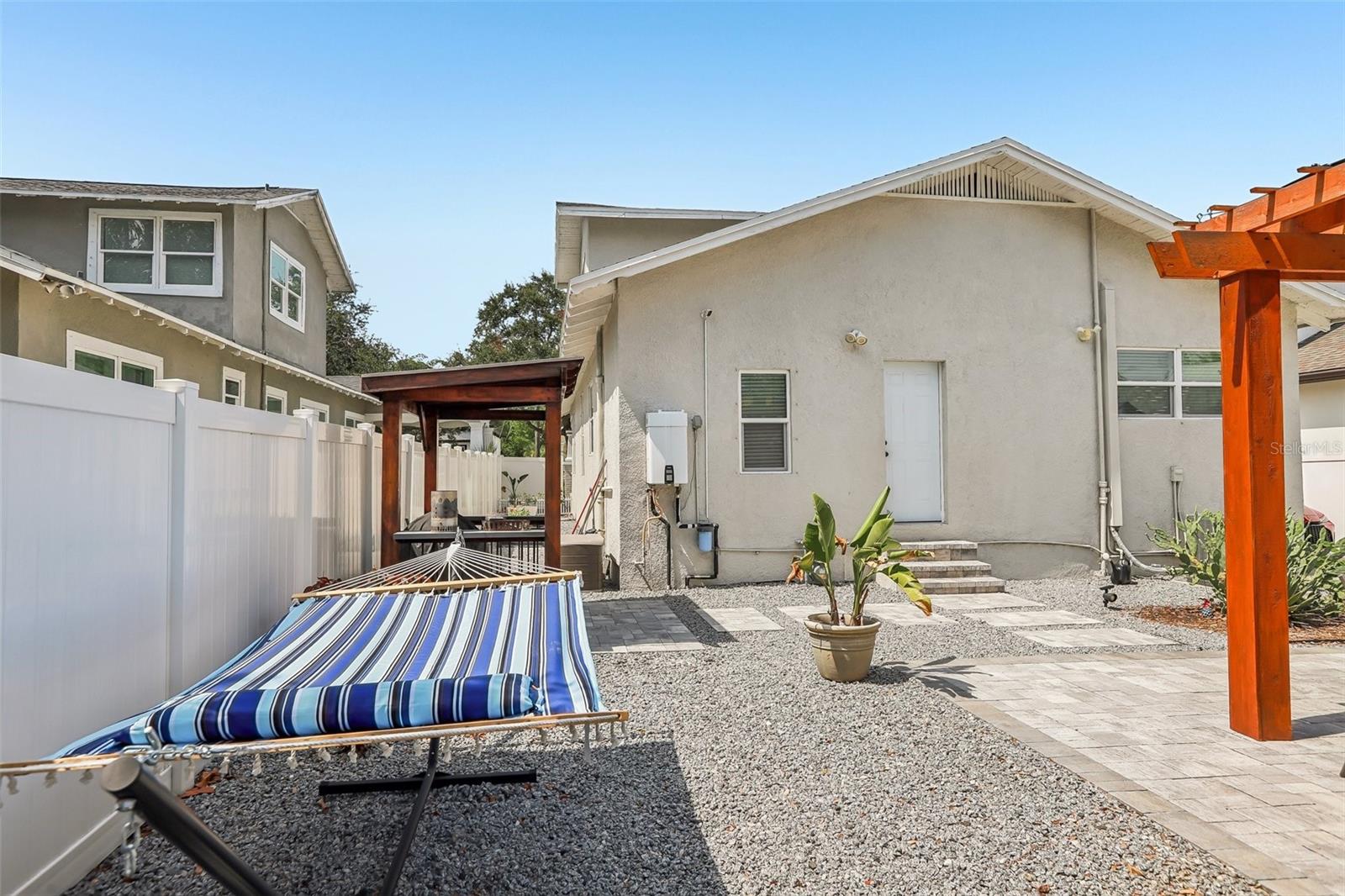 2126 W Beach St Property Photo 43