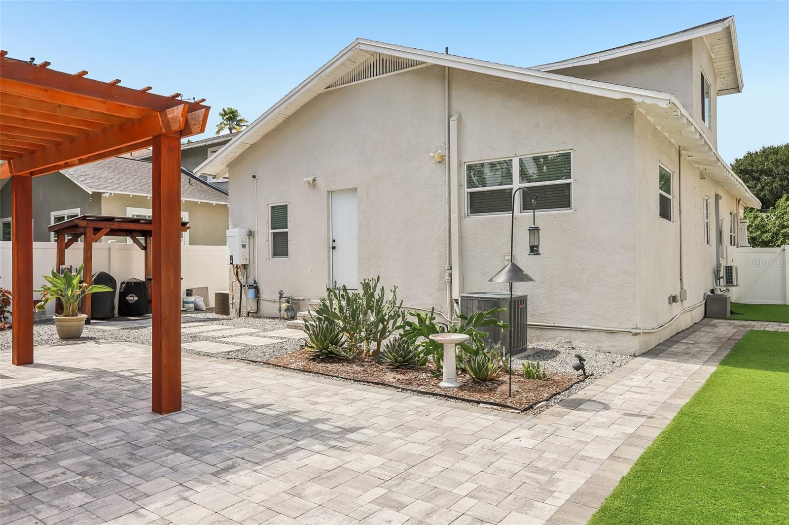 2126 W Beach St Property Photo 44