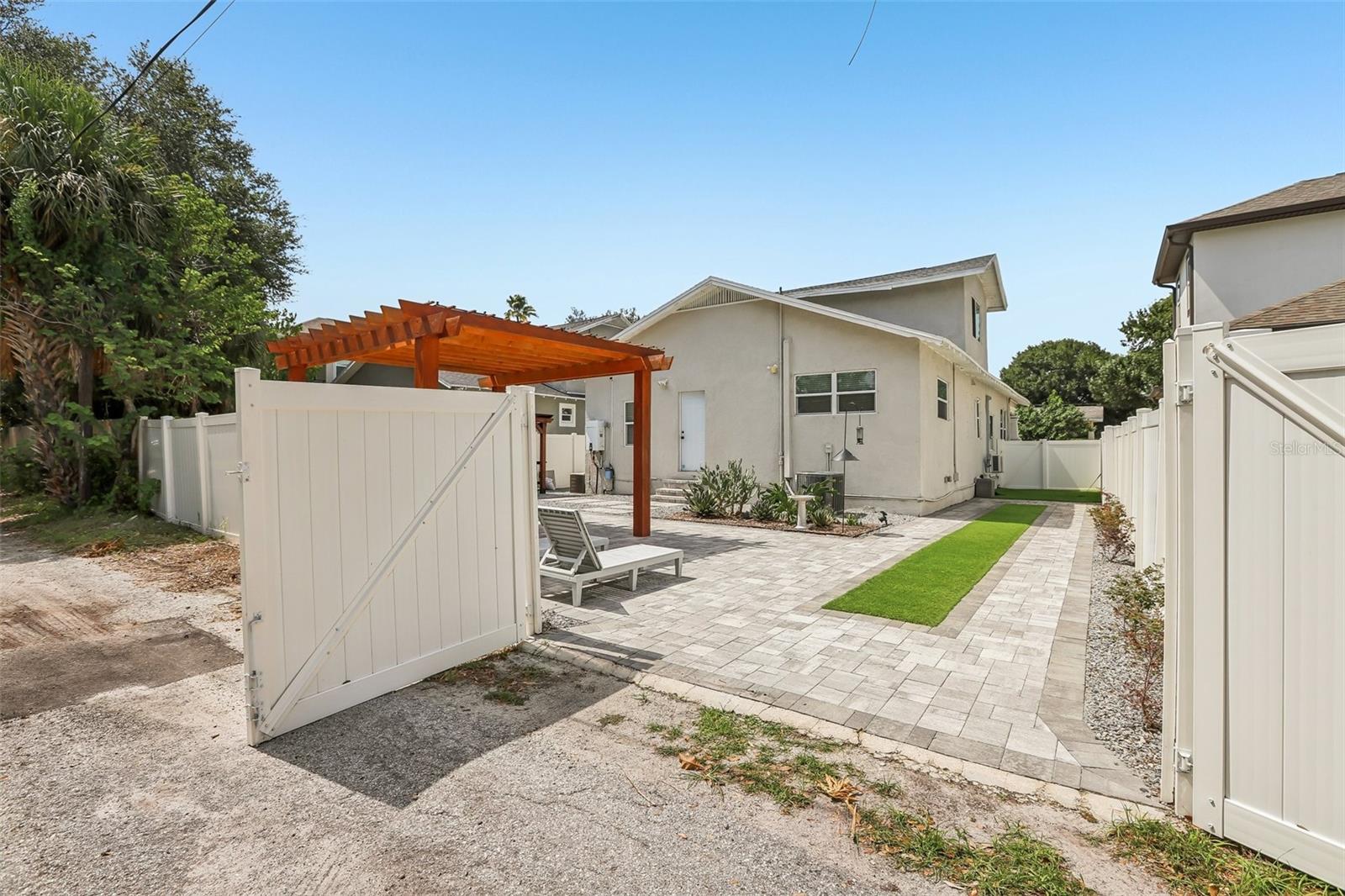 2126 W Beach St Property Photo 45