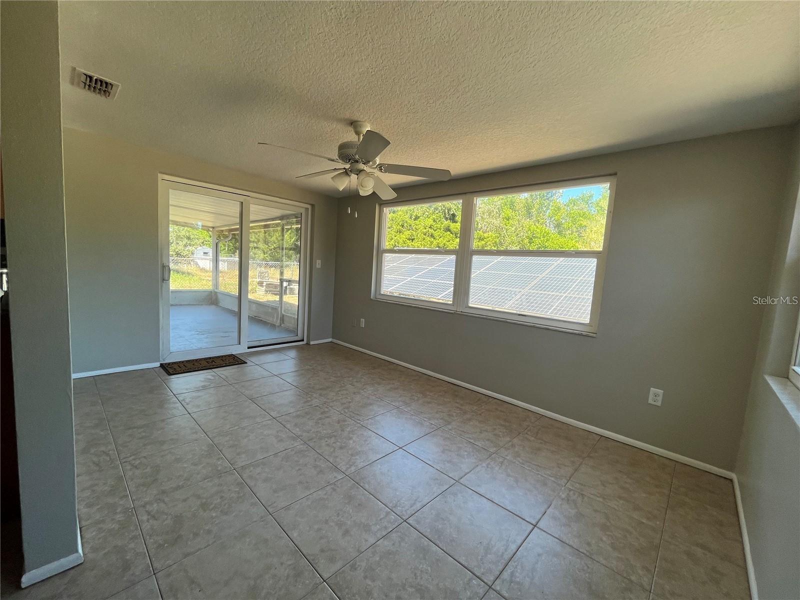 7407 University Dr Property Photo 11