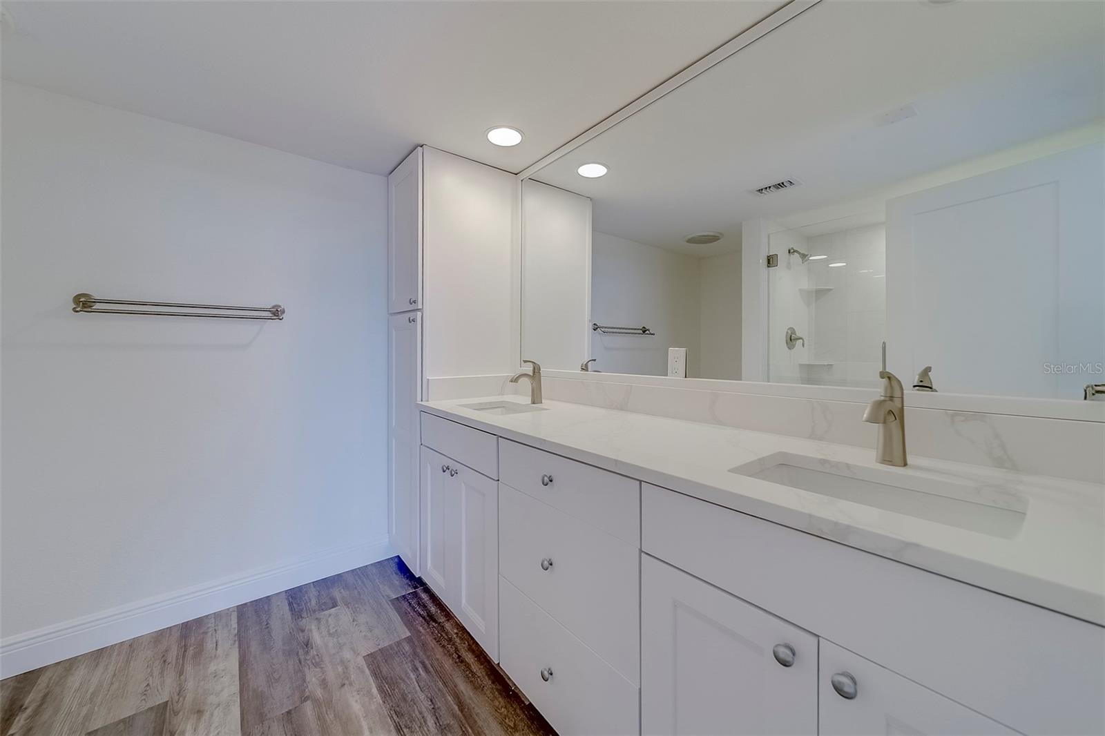 100 Oakmont Ln #504 Property Photo 17