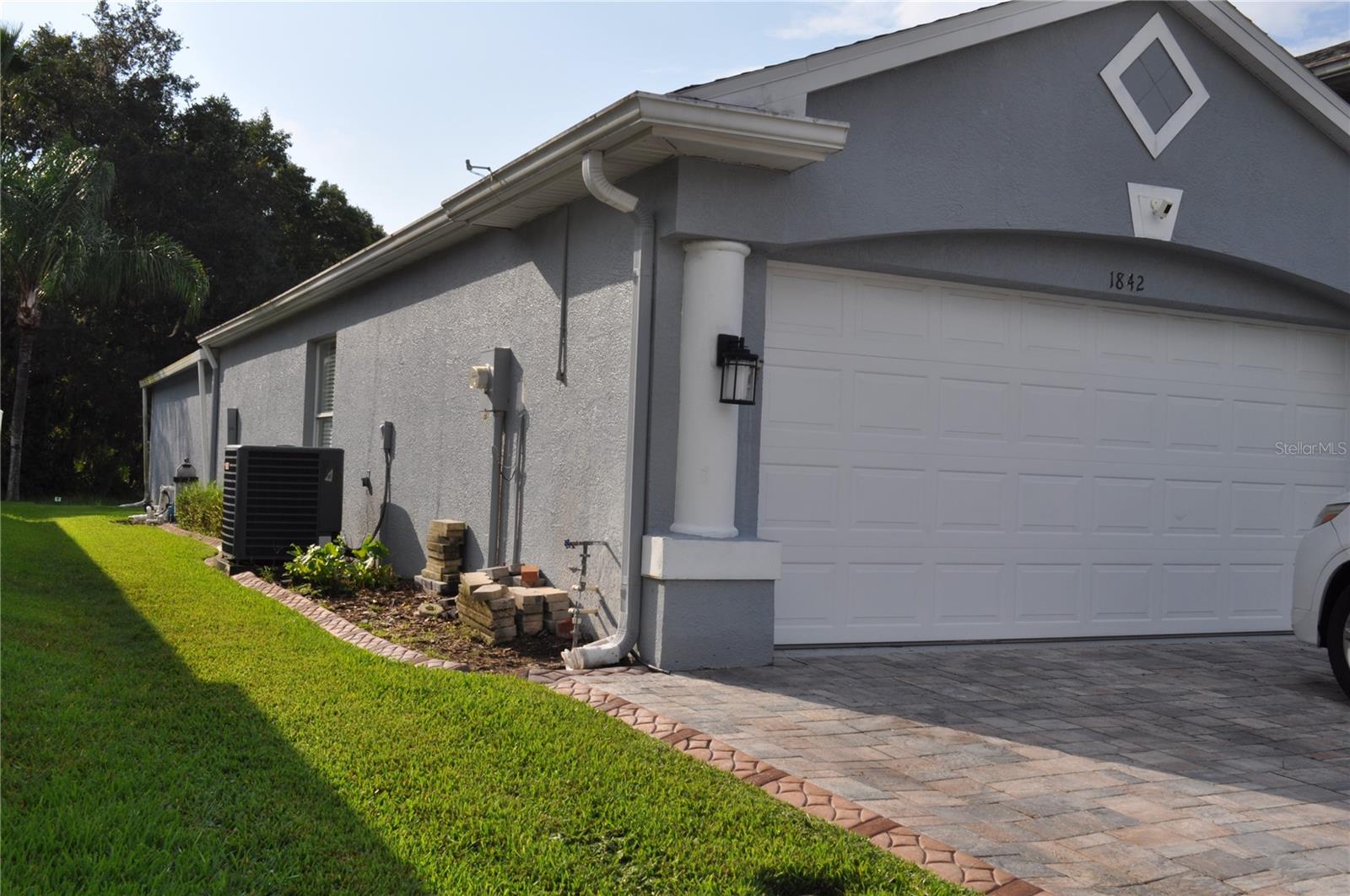 1842 Ridgelake Ct Property Photo 3