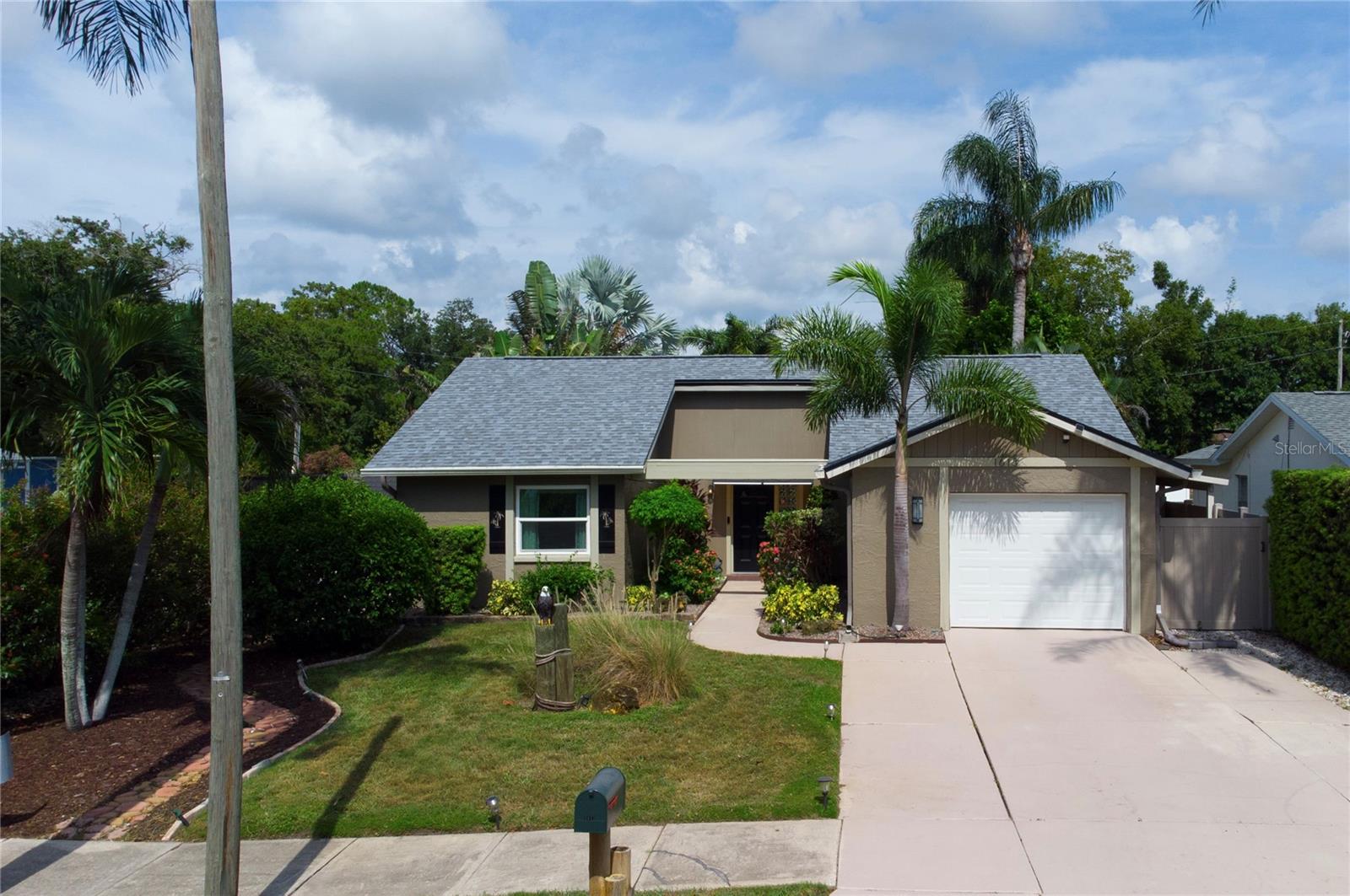 1613 ST CATHERINE DR E