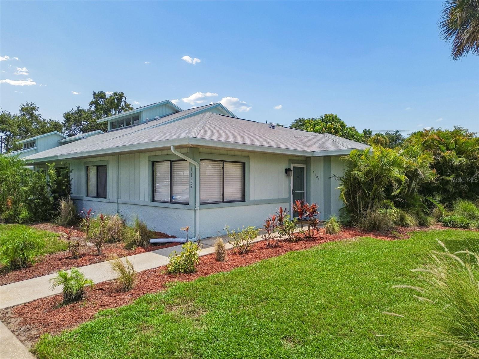 1109 SOMERSET CIR S