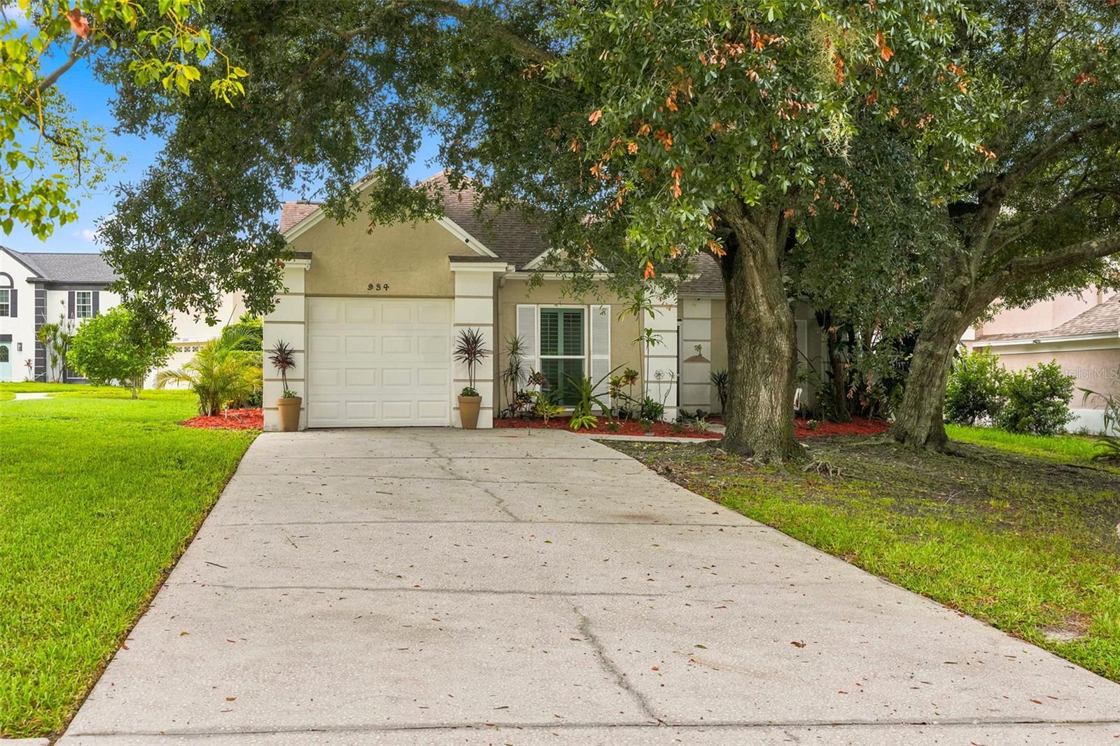 934 Berkley Ct N Property Photo 1
