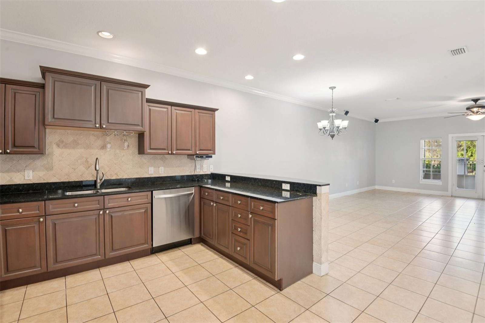 300 Valencia Cir Property Photo 2