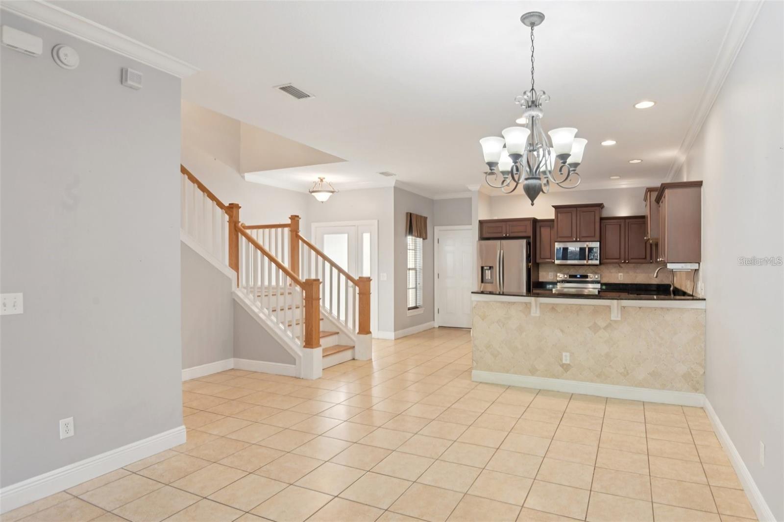 300 Valencia Cir Property Photo 3