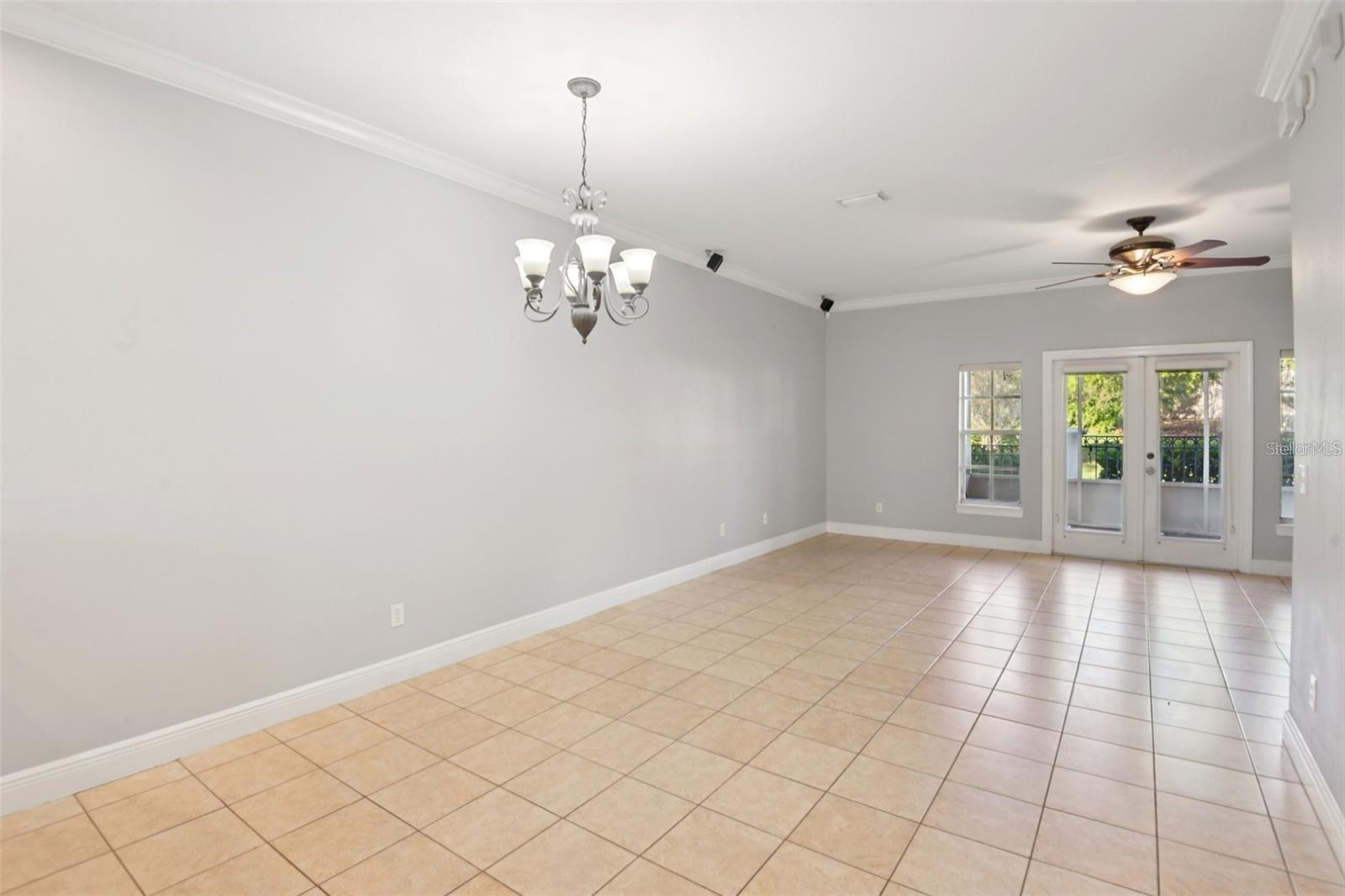 300 Valencia Cir Property Photo 4