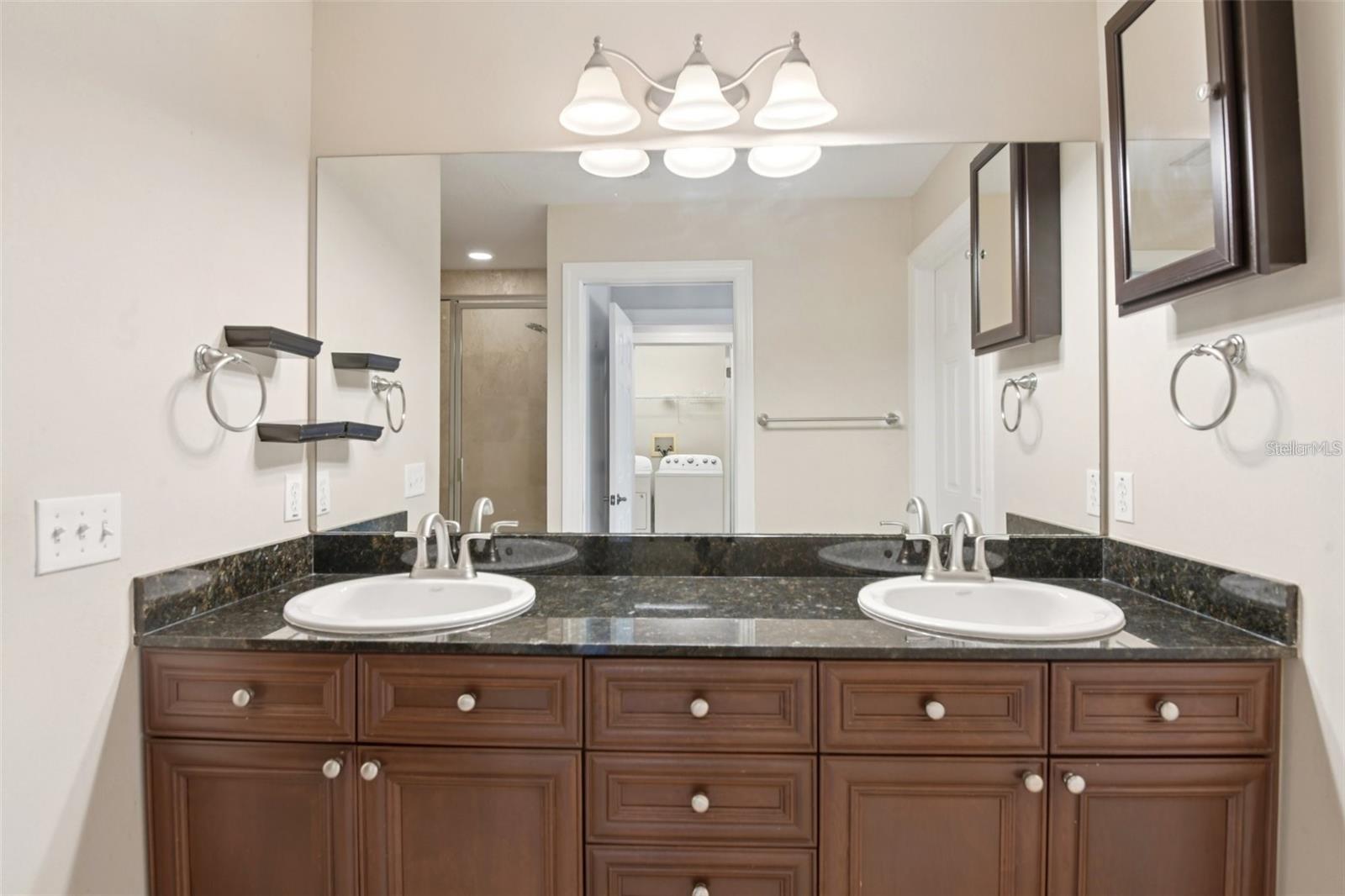 300 Valencia Cir Property Photo 6