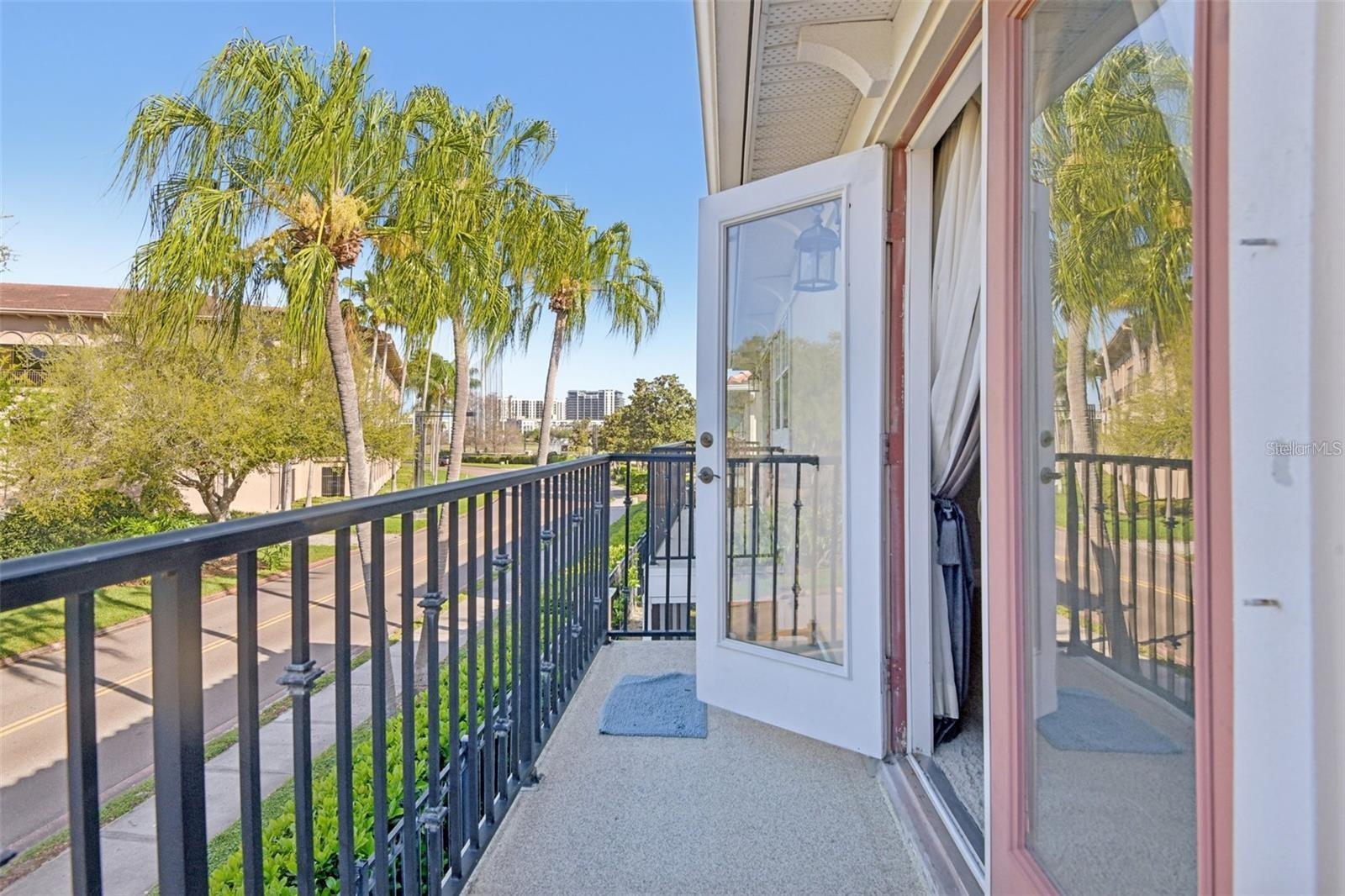 300 Valencia Cir Property Photo 12