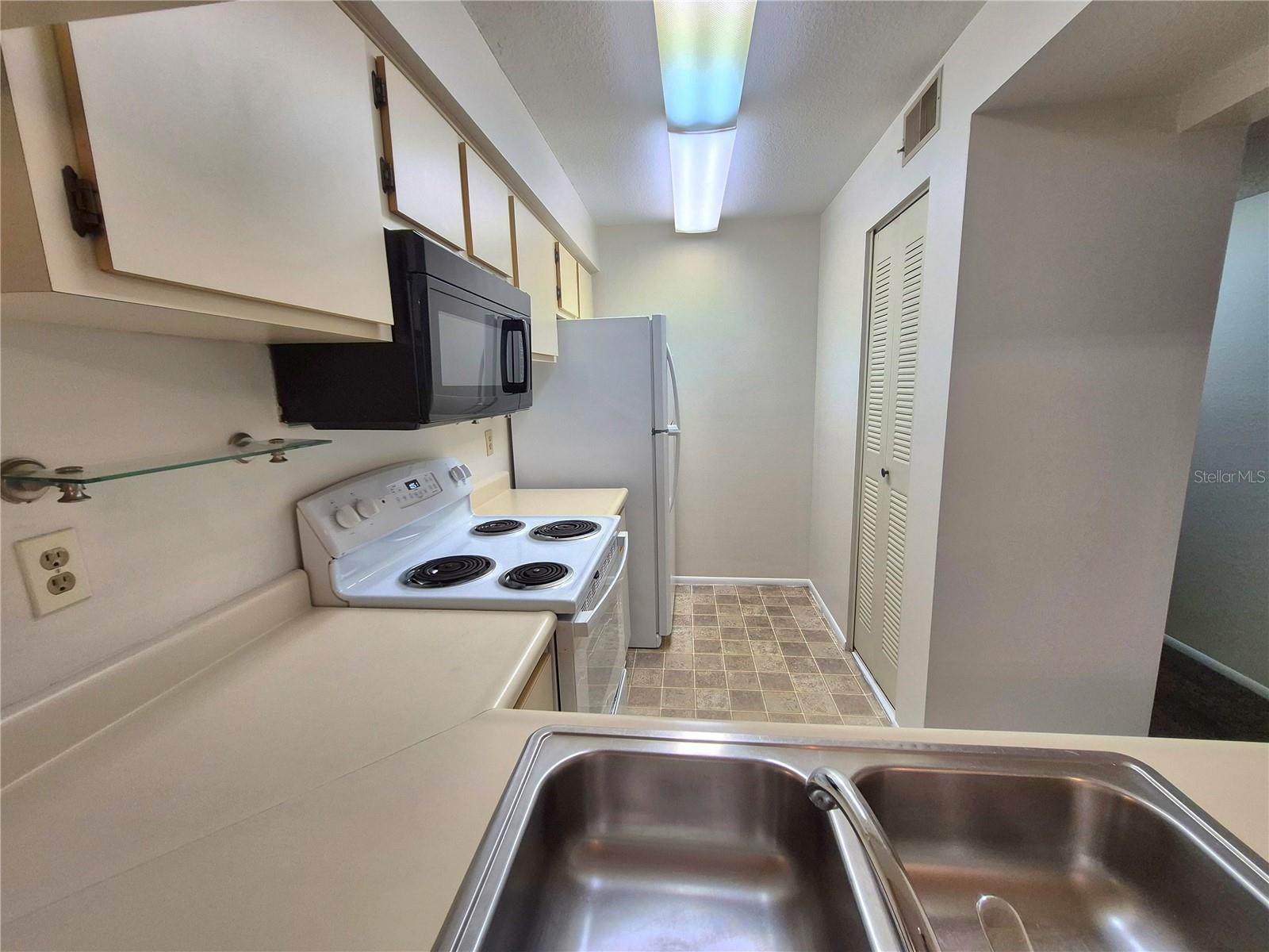 3025 Bonaventure Cir #101 Property Photo 8