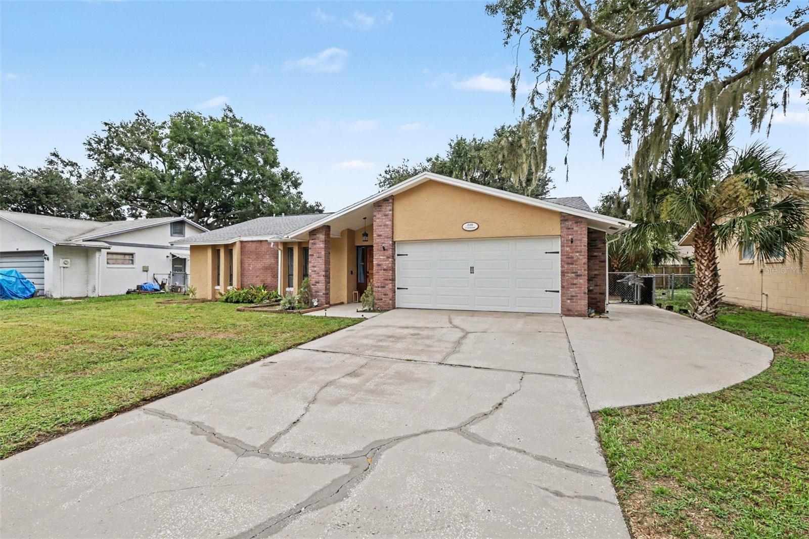 819 Crosswinds Dr Property Photo 2
