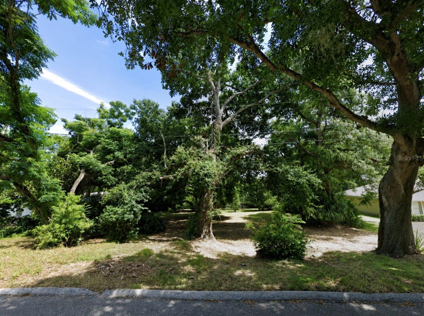 526 E Montrose St Property Photo 3