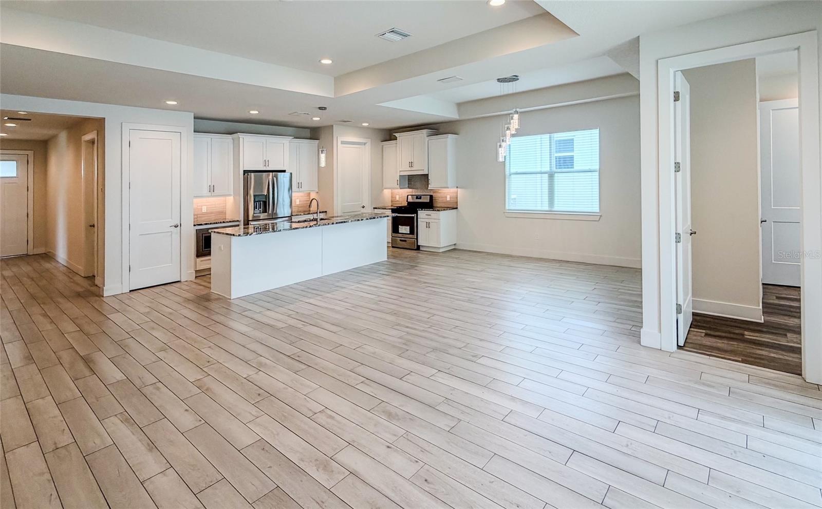 2065 Paragon Cir W Property Photo 3