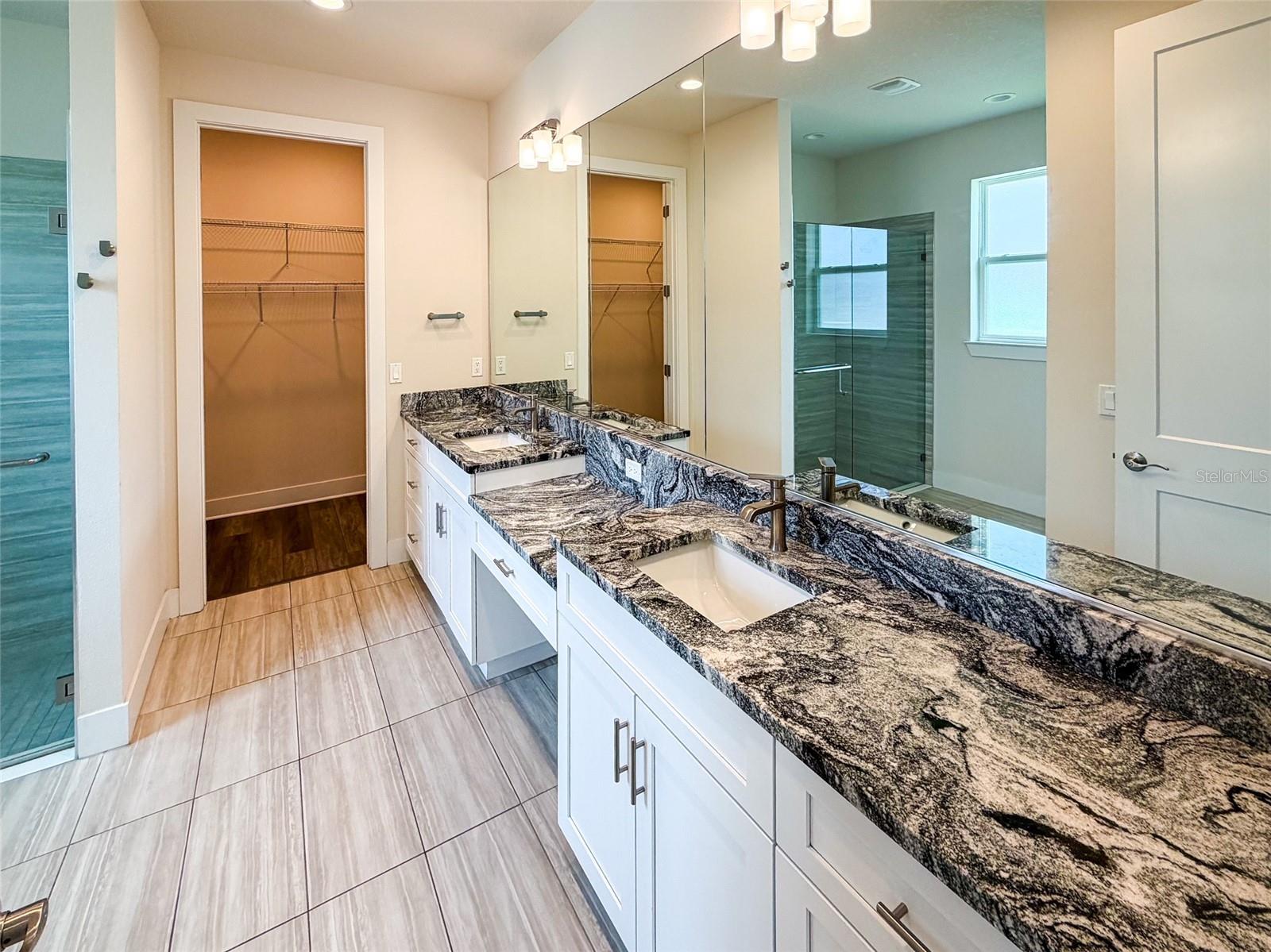 2065 Paragon Cir W Property Photo 8