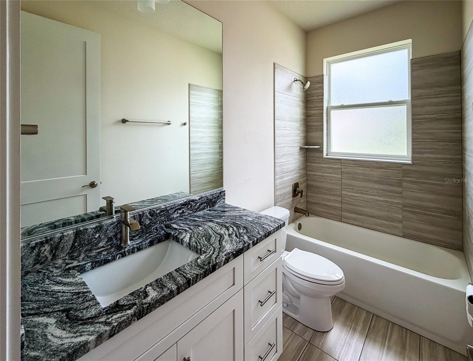2065 Paragon Cir W Property Photo 13
