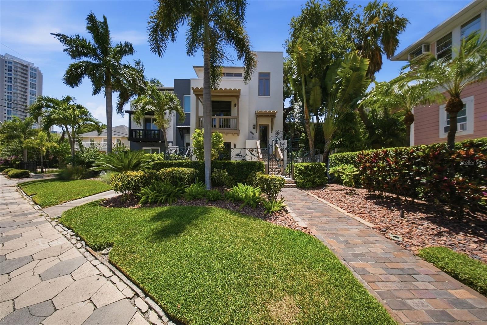 650 Beach Dr Ne Property Photo 1