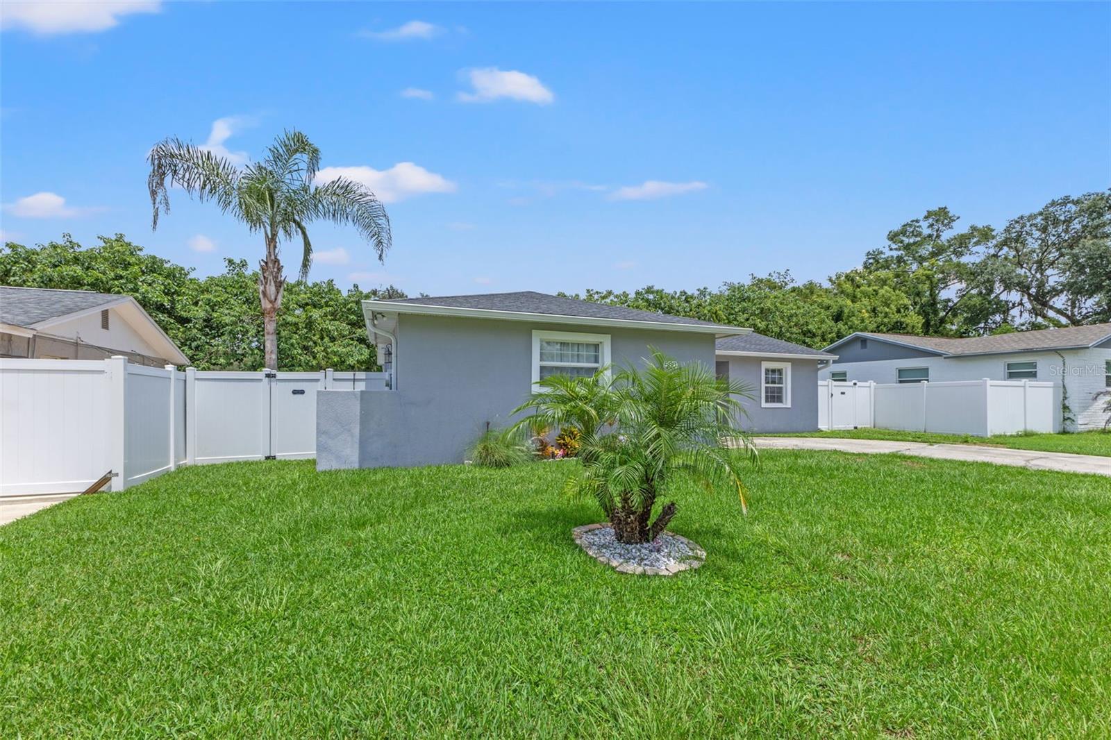 560 Robin Hill Cir Property Photo 3