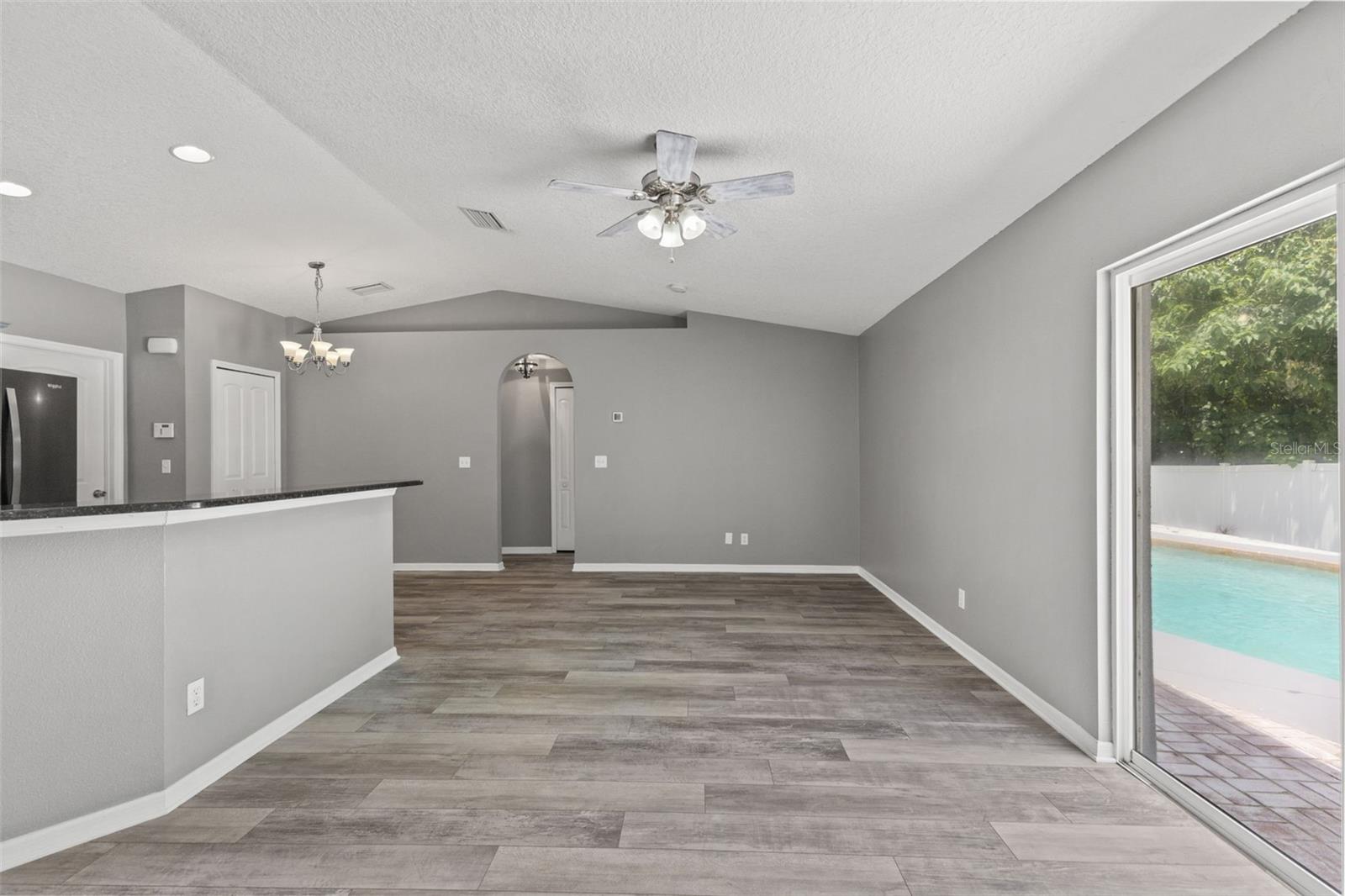 560 Robin Hill Cir Property Photo 6