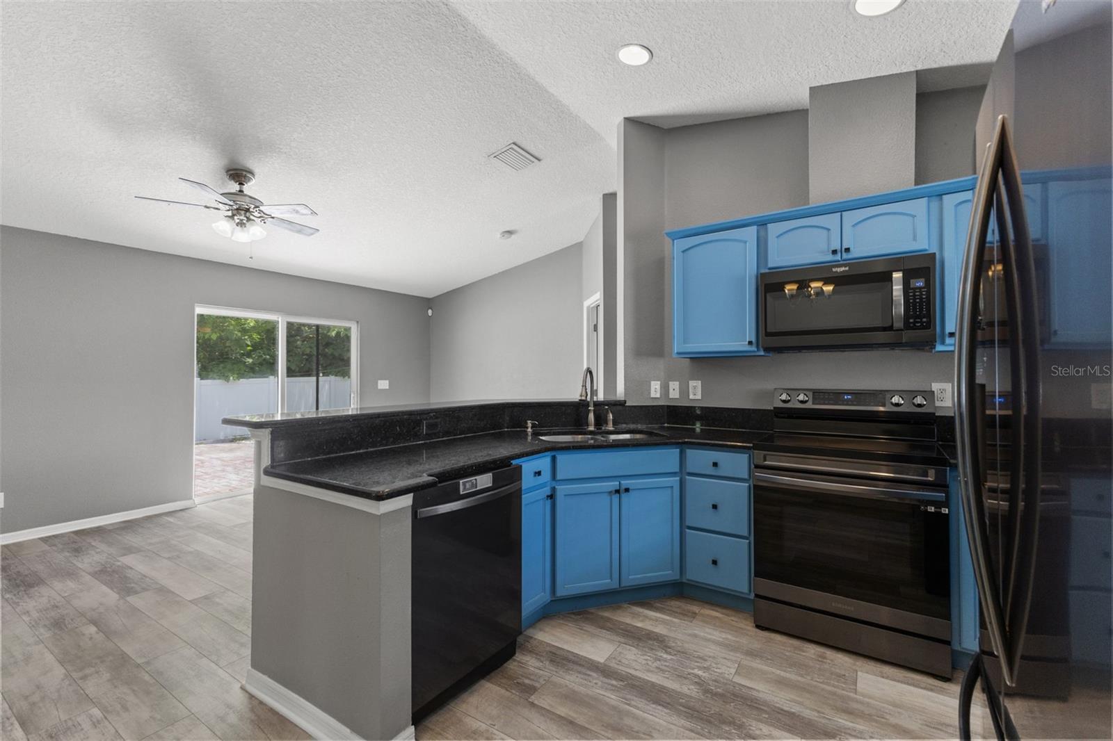 560 Robin Hill Cir Property Photo 7
