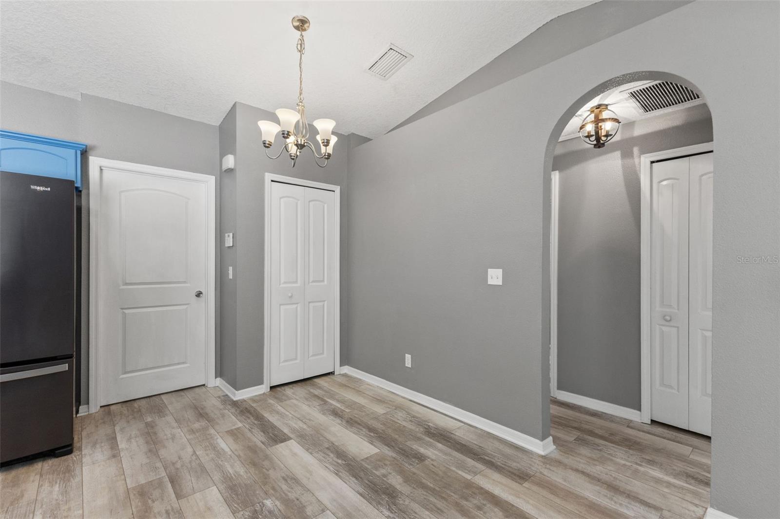 560 Robin Hill Cir Property Photo 10