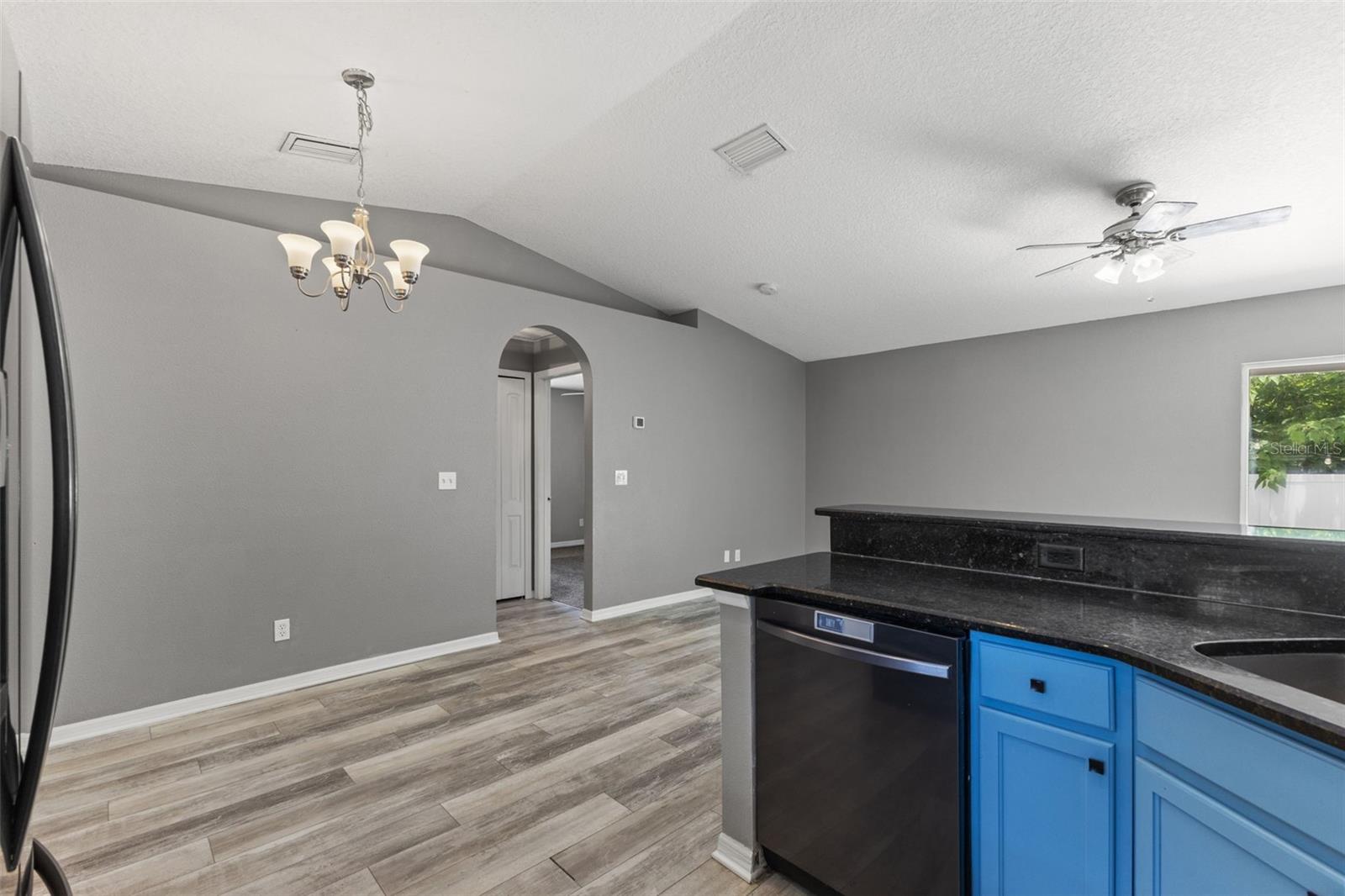 560 Robin Hill Cir Property Photo 12