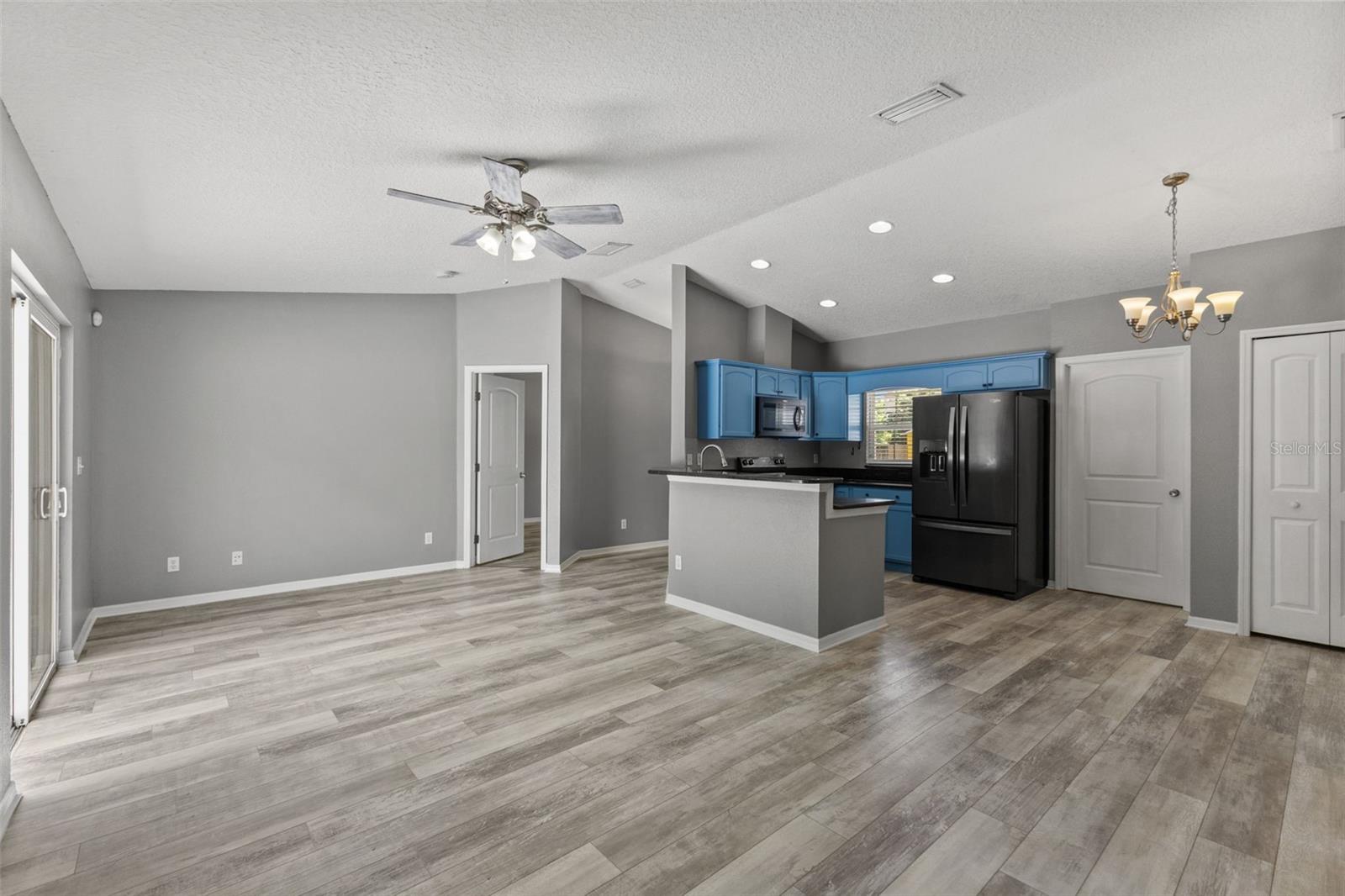 560 Robin Hill Cir Property Photo 18