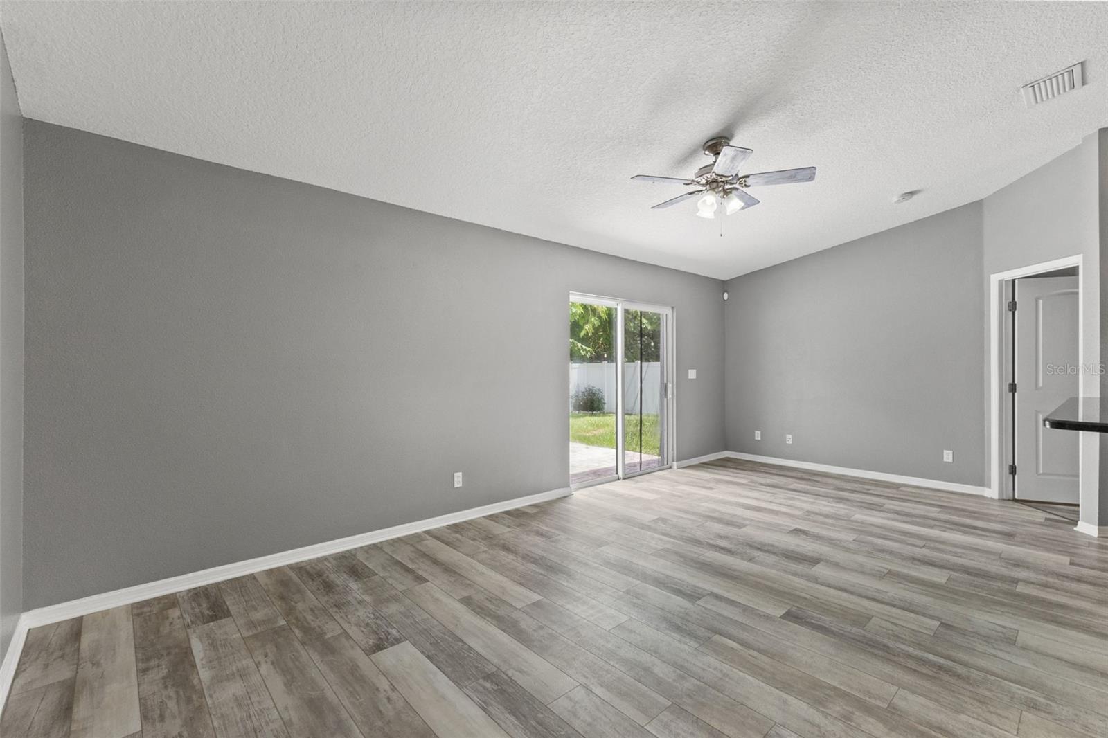 560 Robin Hill Cir Property Photo 20