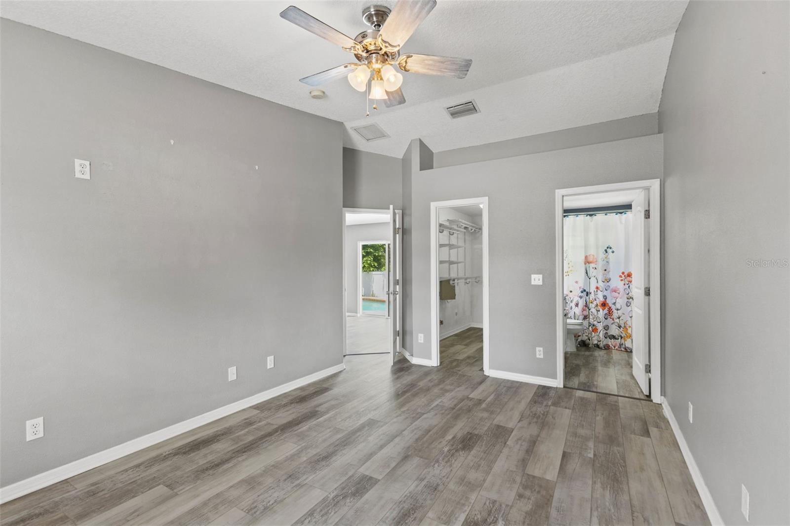 560 Robin Hill Cir Property Photo 23