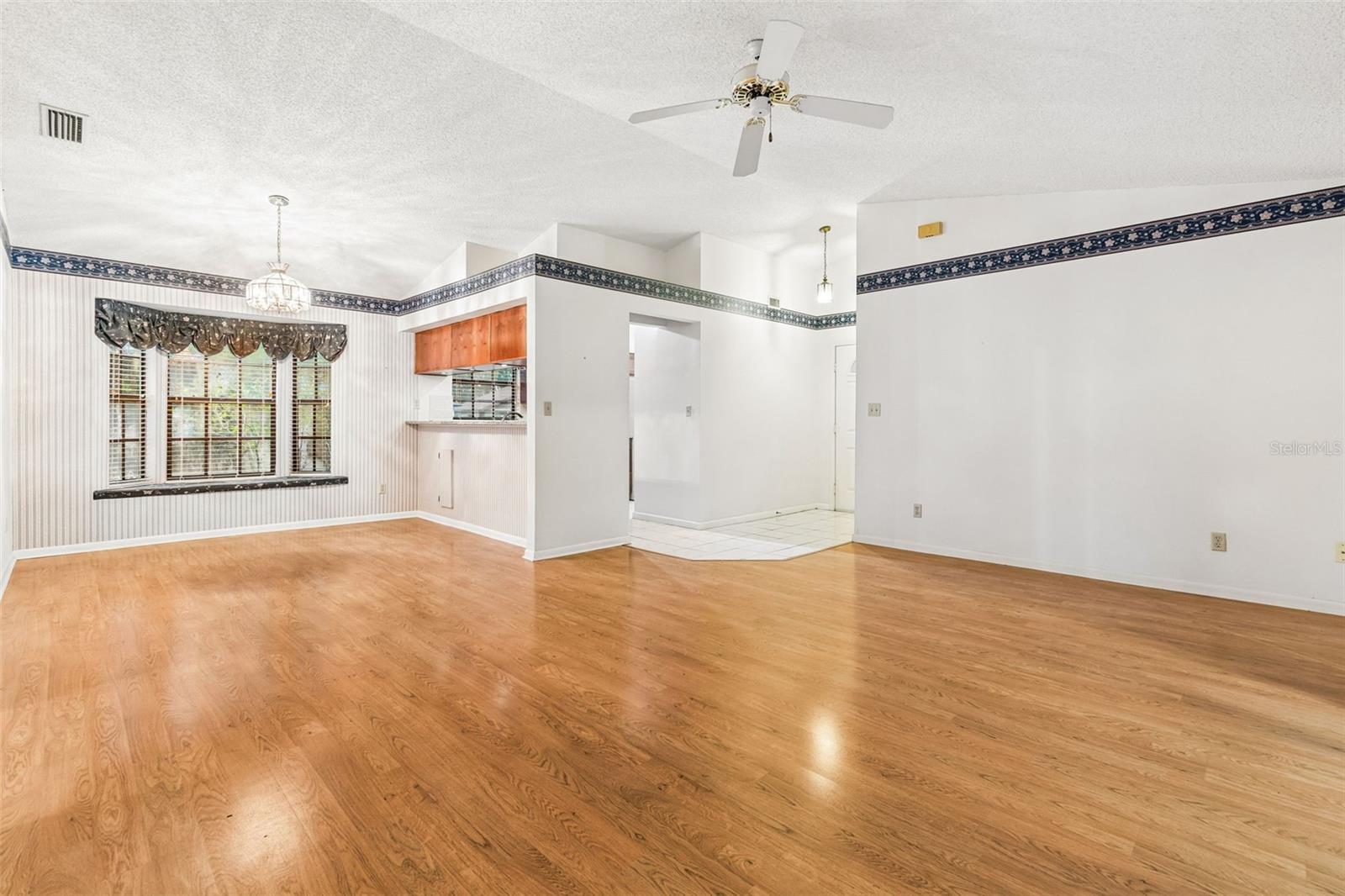 11301 Maybrook Ave Property Photo 4