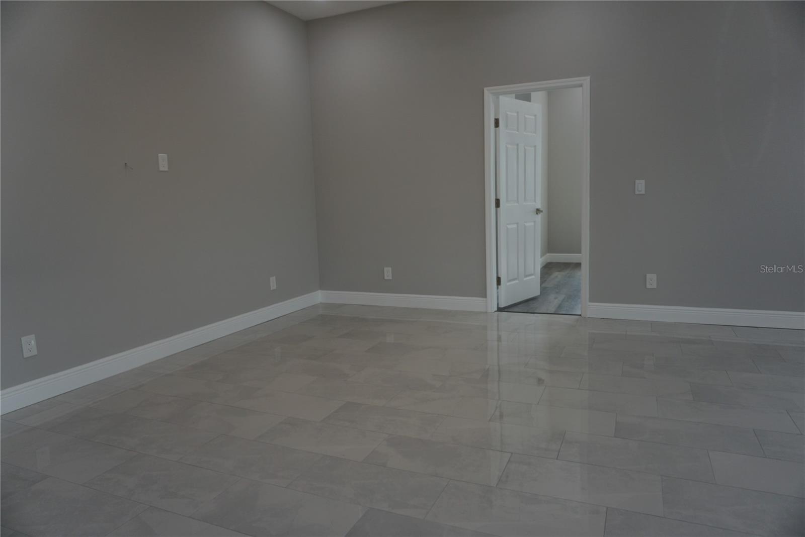 12572 Tree St Property Photo 3