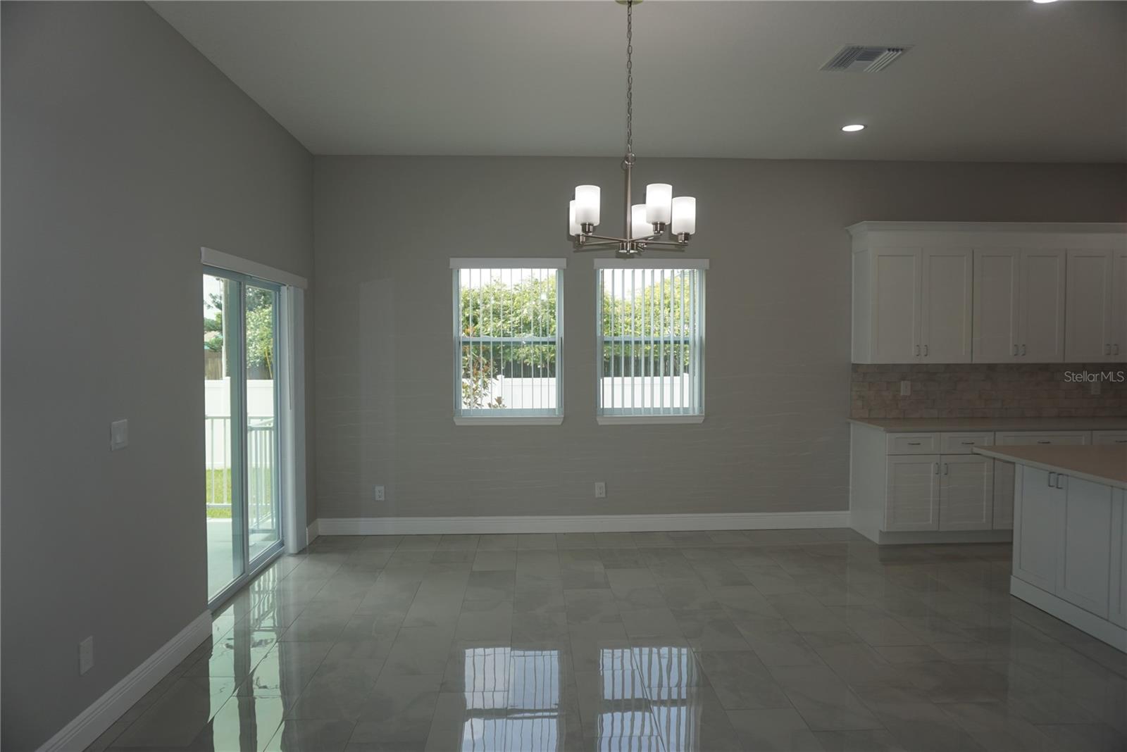 12572 Tree St Property Photo 4