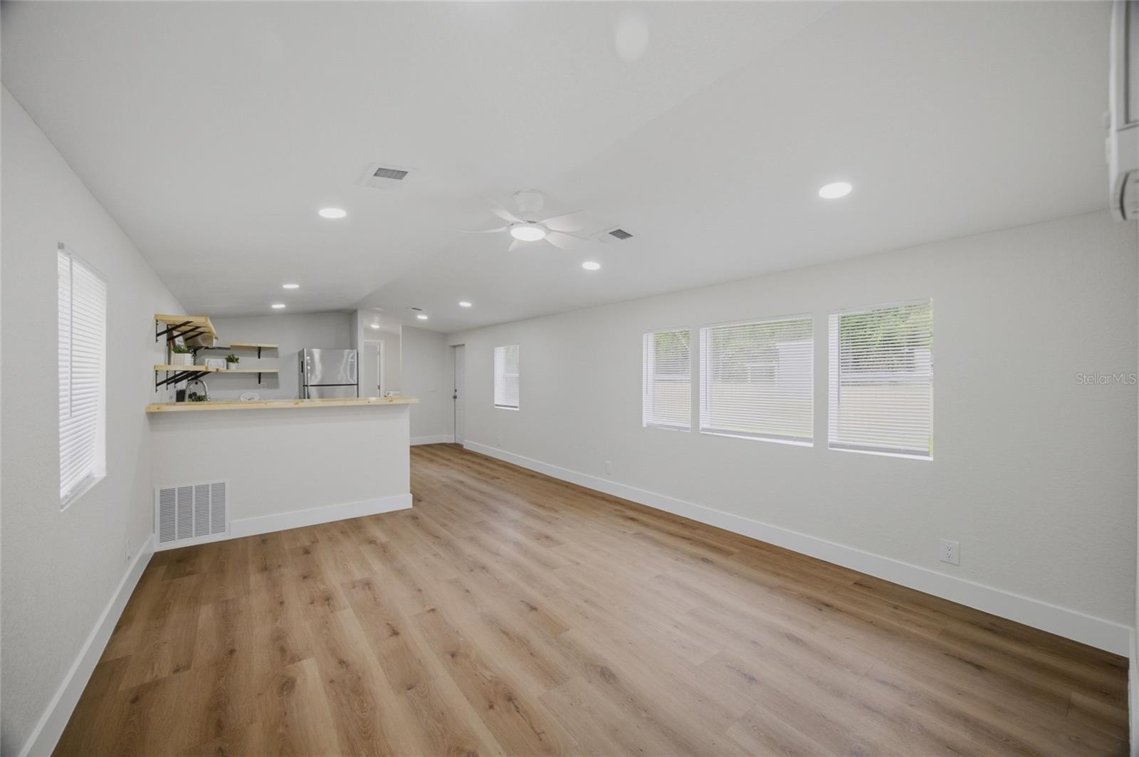 11602 Lewis Ave Property Photo 6
