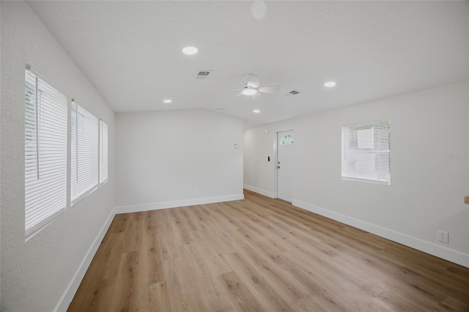 11602 Lewis Ave Property Photo 7