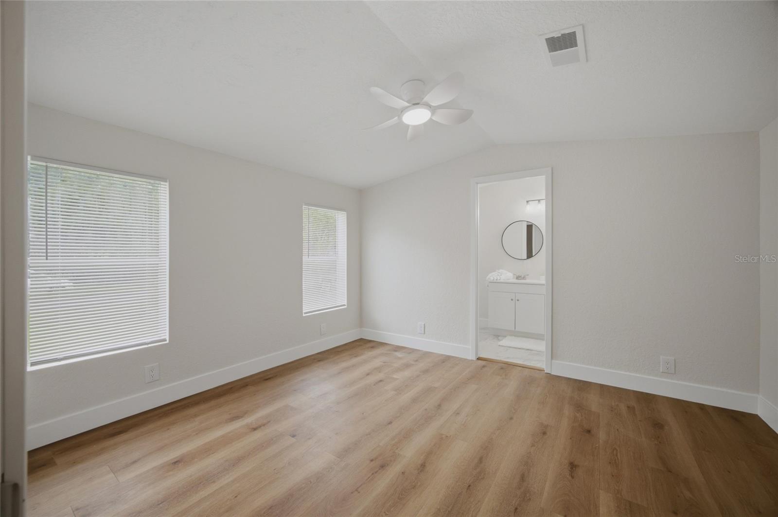 11602 Lewis Ave Property Photo 8