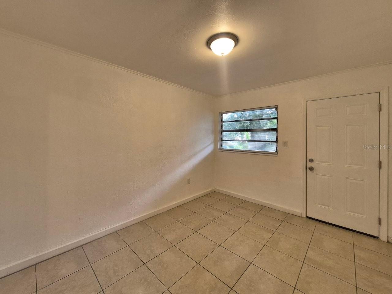 1726 W Chestnut St #b Property Photo 4