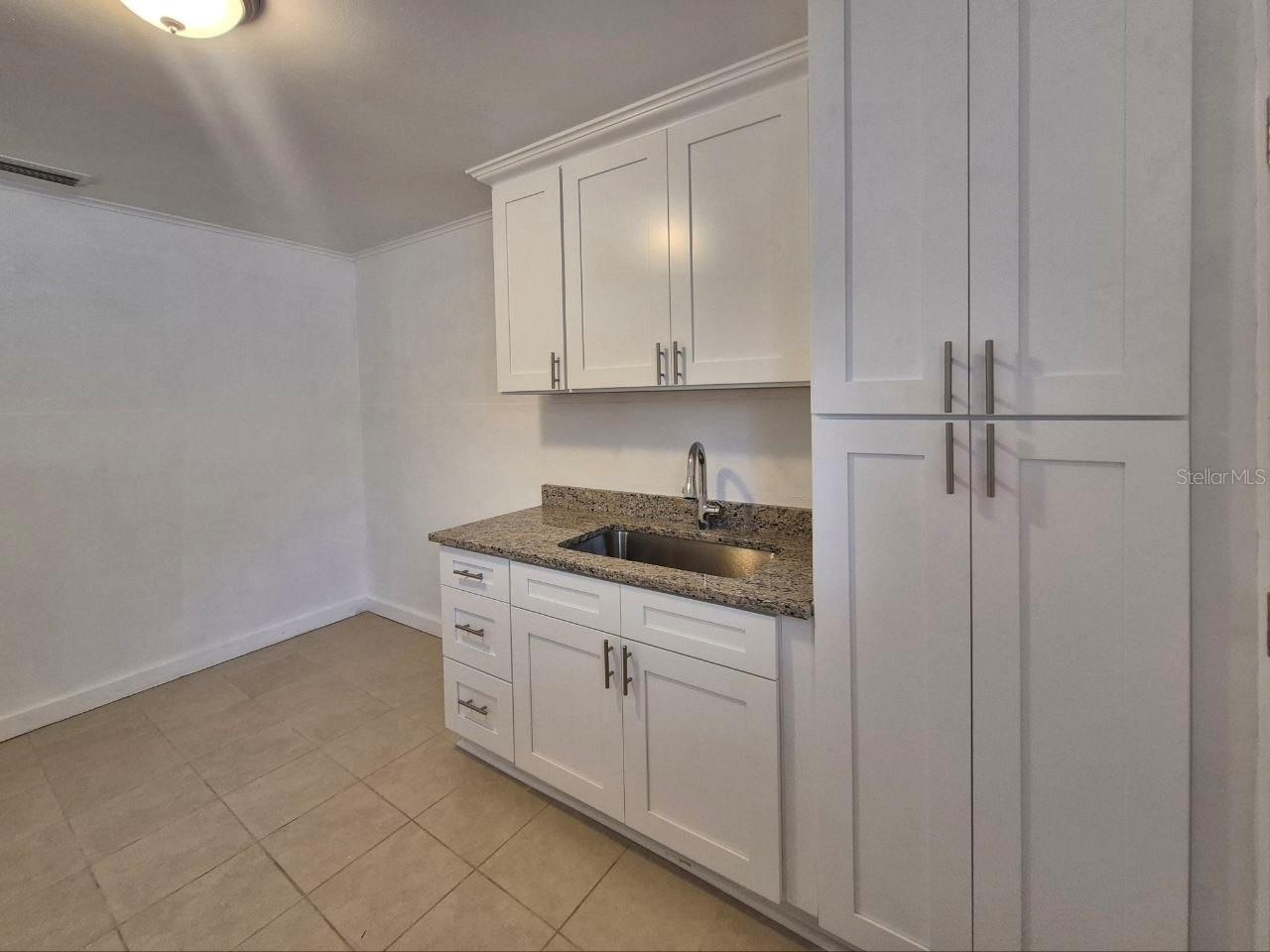 1726 W Chestnut St #b Property Photo 8