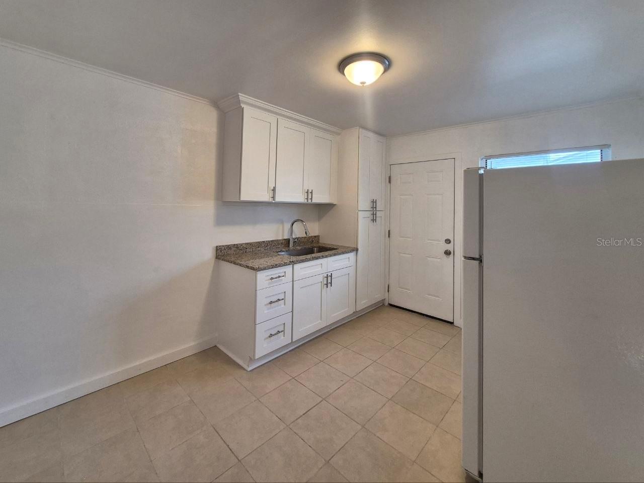 1726 W Chestnut St #b Property Photo 9