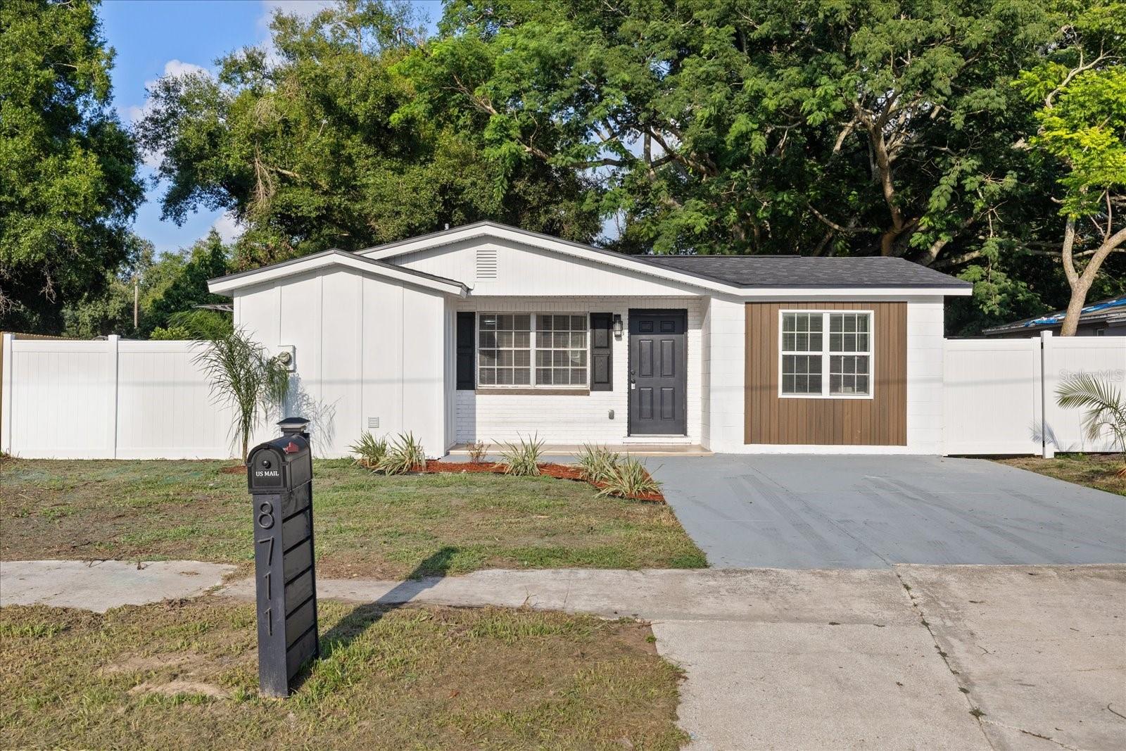 8711 N River Forest Cir Property Photo 2