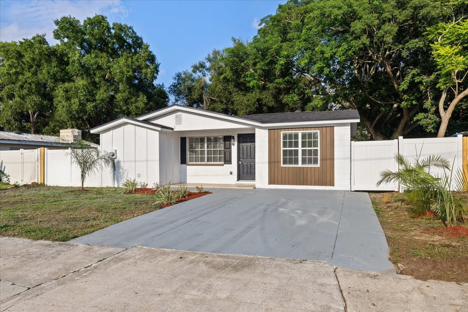 8711 N River Forest Cir Property Photo 3